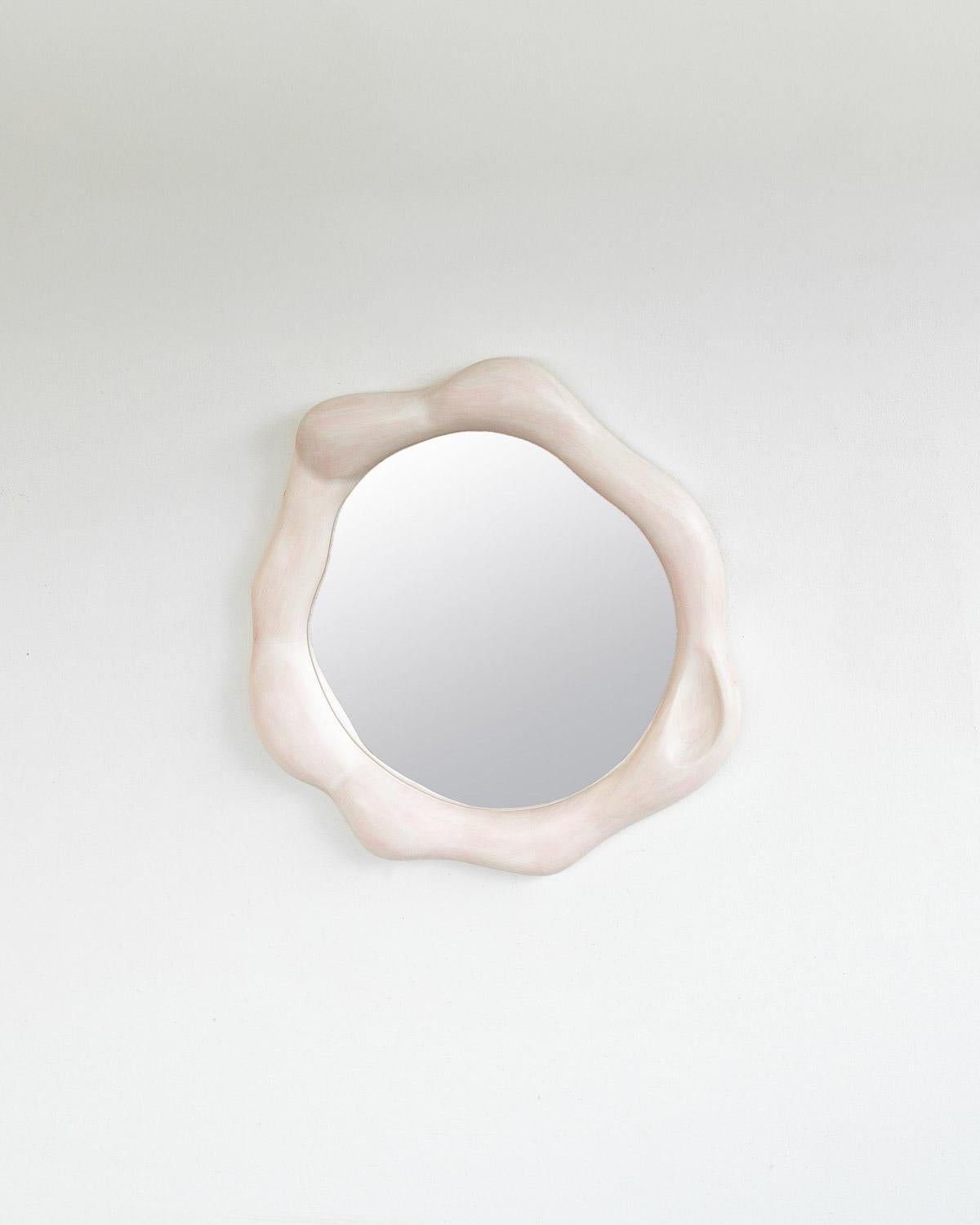 Allemand Miroir ondulé sculptural en bois d'érable - peint avec de la teinture pour bois en vente