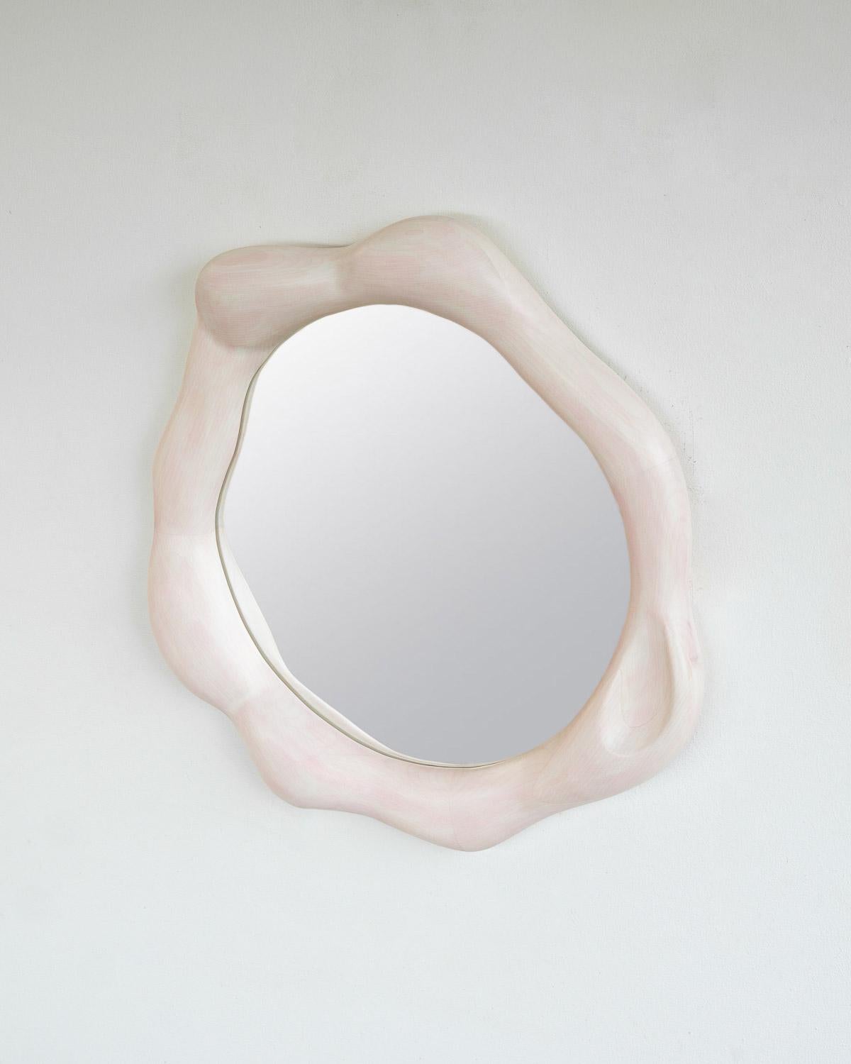 Peint à la main Miroir ondulé sculptural en bois d'érable - peint avec de la teinture pour bois en vente