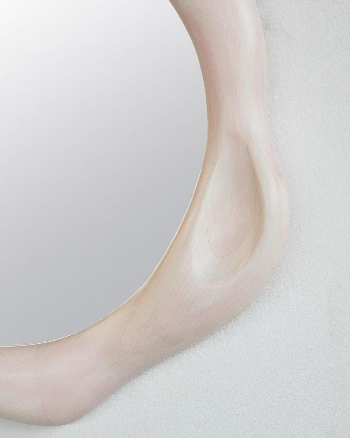 XXIe siècle et contemporain Miroir ondulé sculptural en bois d'érable - peint avec de la teinture pour bois en vente