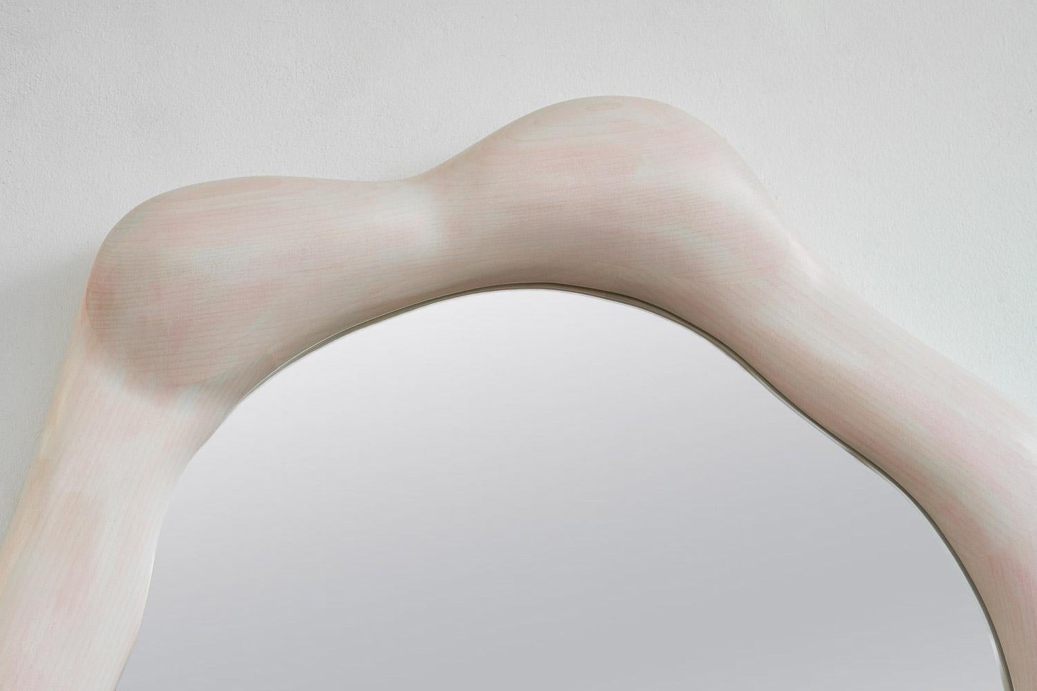 Miroir ondulé sculptural en bois d'érable - peint avec de la teinture pour bois en vente 1