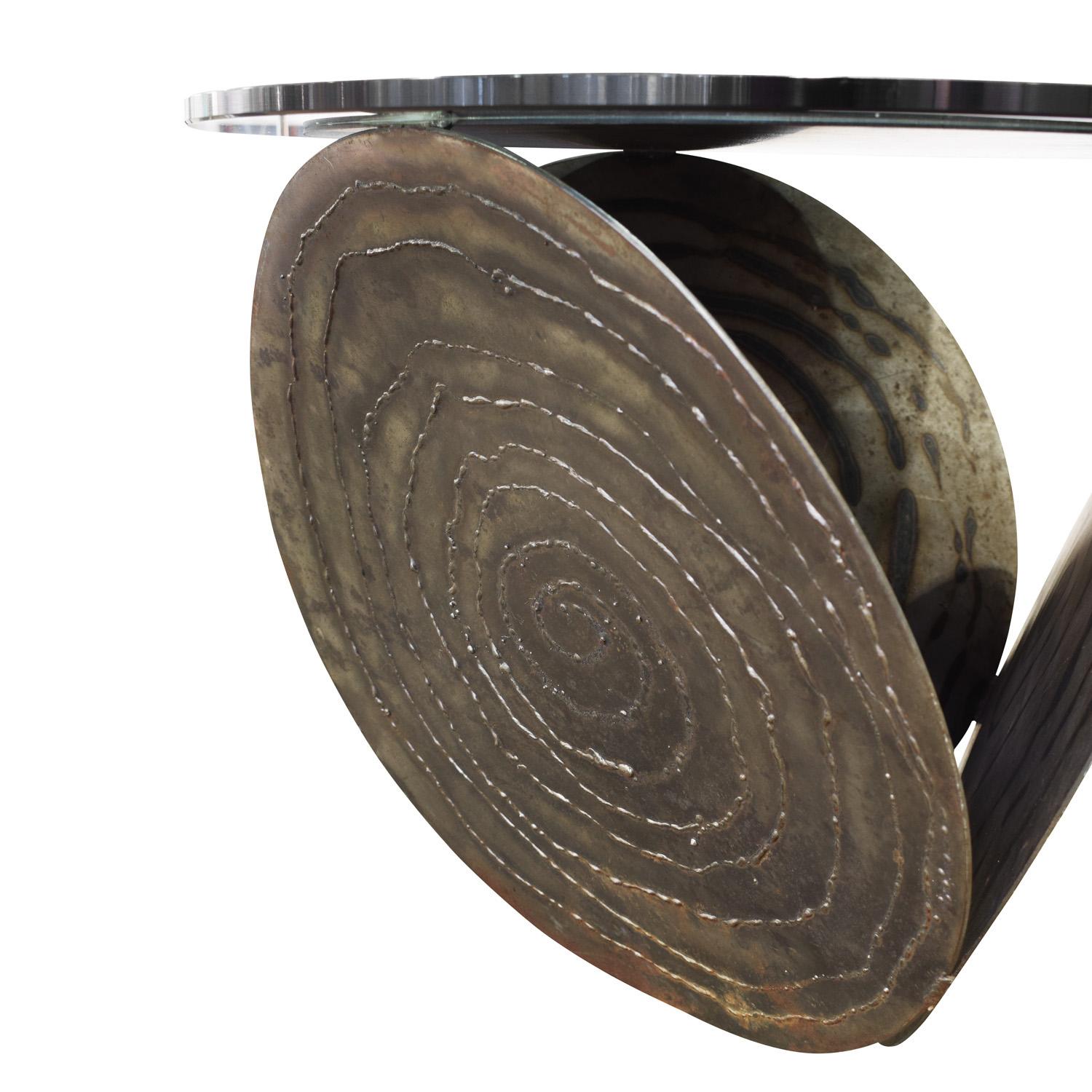 Moderne Table d'appoint sculpturale soudée avec plateau en verre fumé, années 1970 en vente