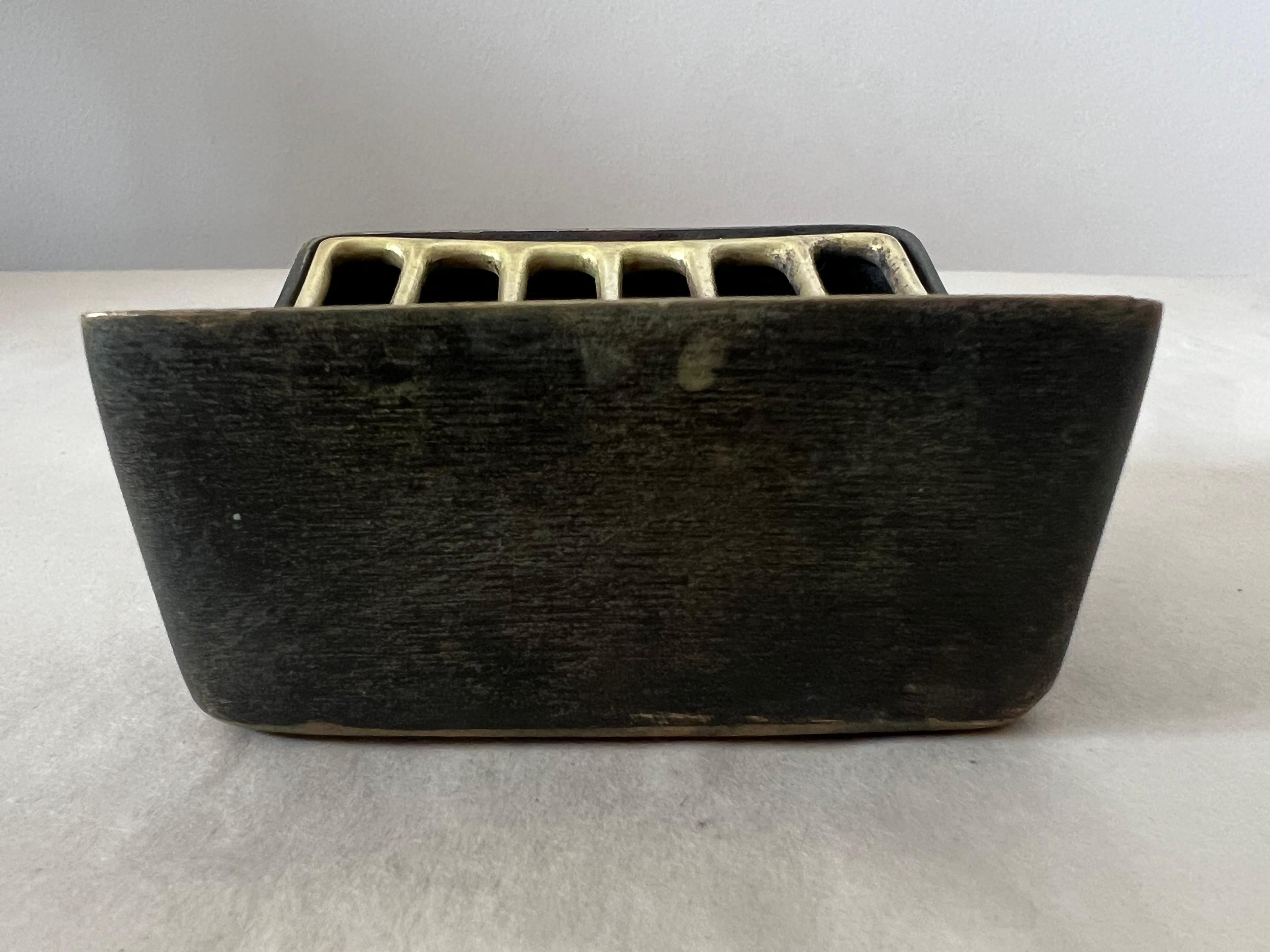 Mid-Century Modern Cendrier sculptural en laiton moderniste Werkstätte Hagenauer, Autriche, années 1950 en vente
