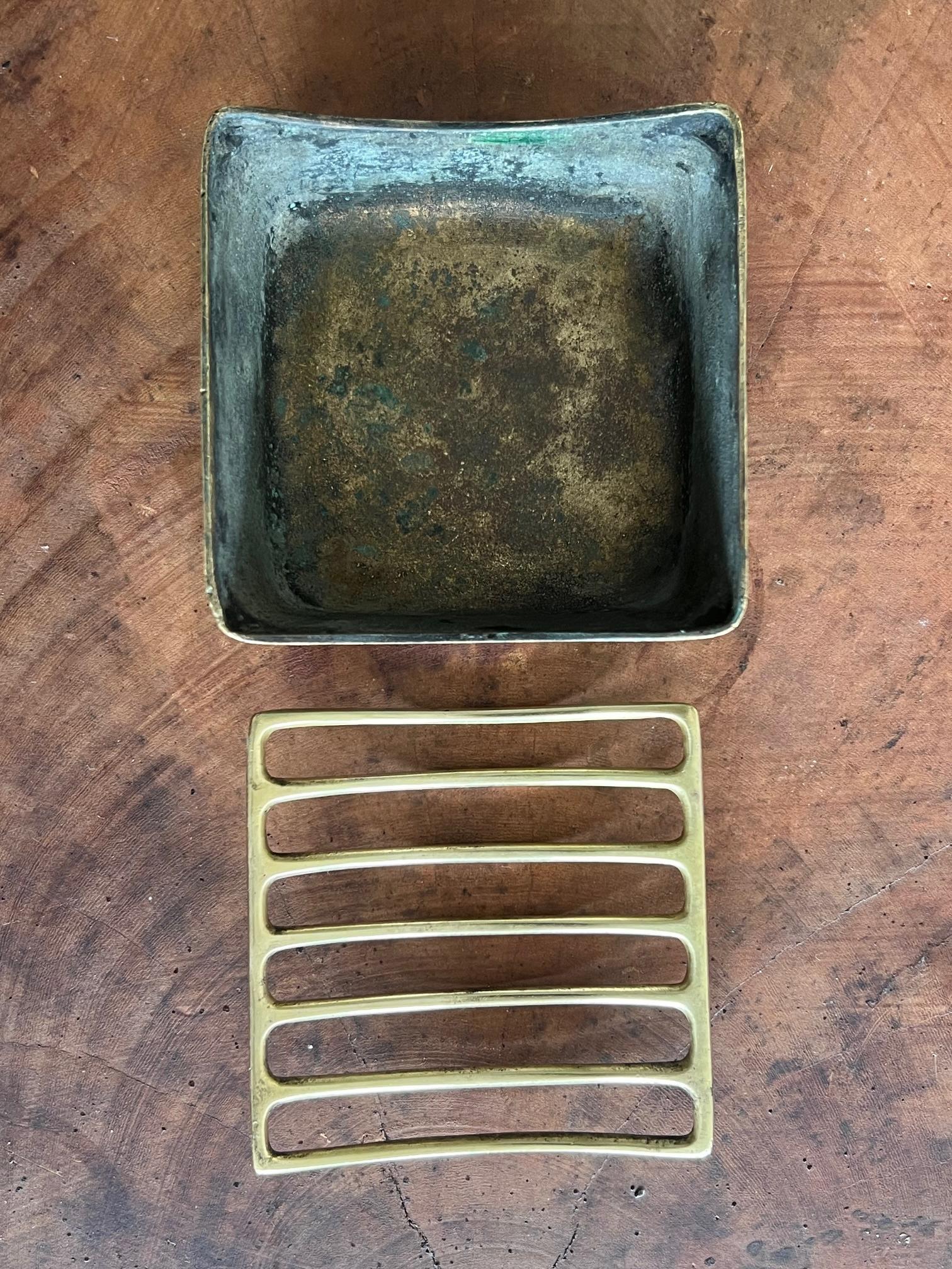 Laiton Cendrier sculptural en laiton moderniste Werkstätte Hagenauer, Autriche, années 1950 en vente