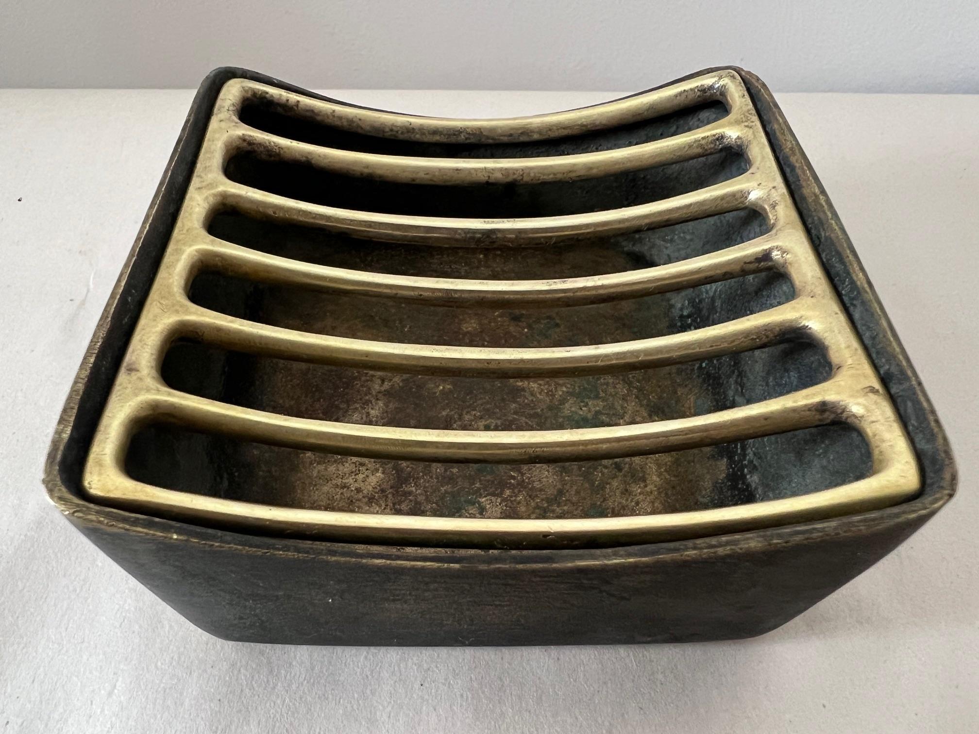 Cendrier sculptural en laiton moderniste Werkstätte Hagenauer, Autriche, années 1950 en vente 1
