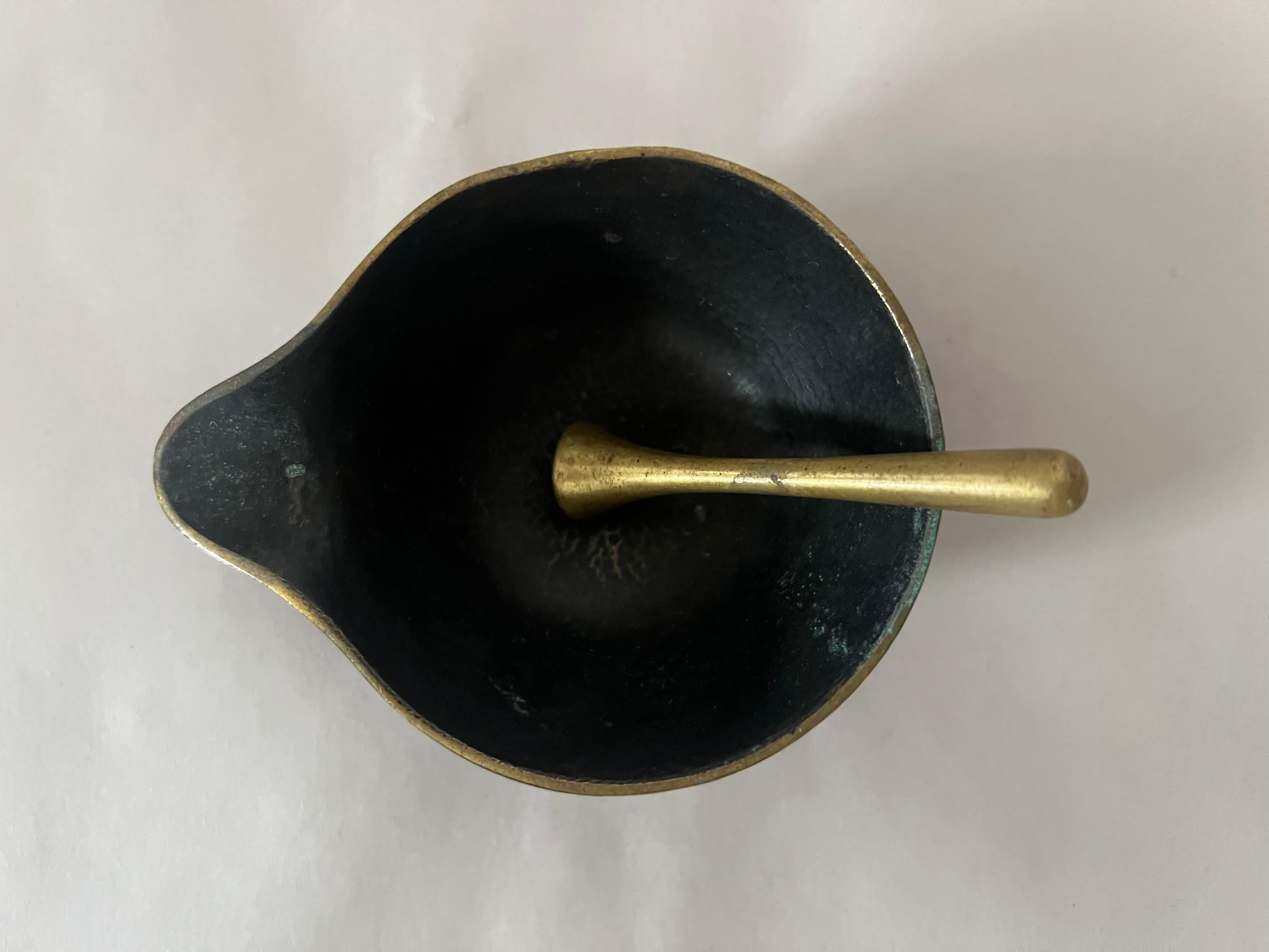 Una bellissima ciotola/pestello di metà secolo, di forma organica, realizzata negli anni '50 da Werkstätte Hagenauer, Austria, in ottime condizioni con una bella patina. Firmato Werkstätte Hagenauer, fatto a mano, Austria, anni '50, sotto.