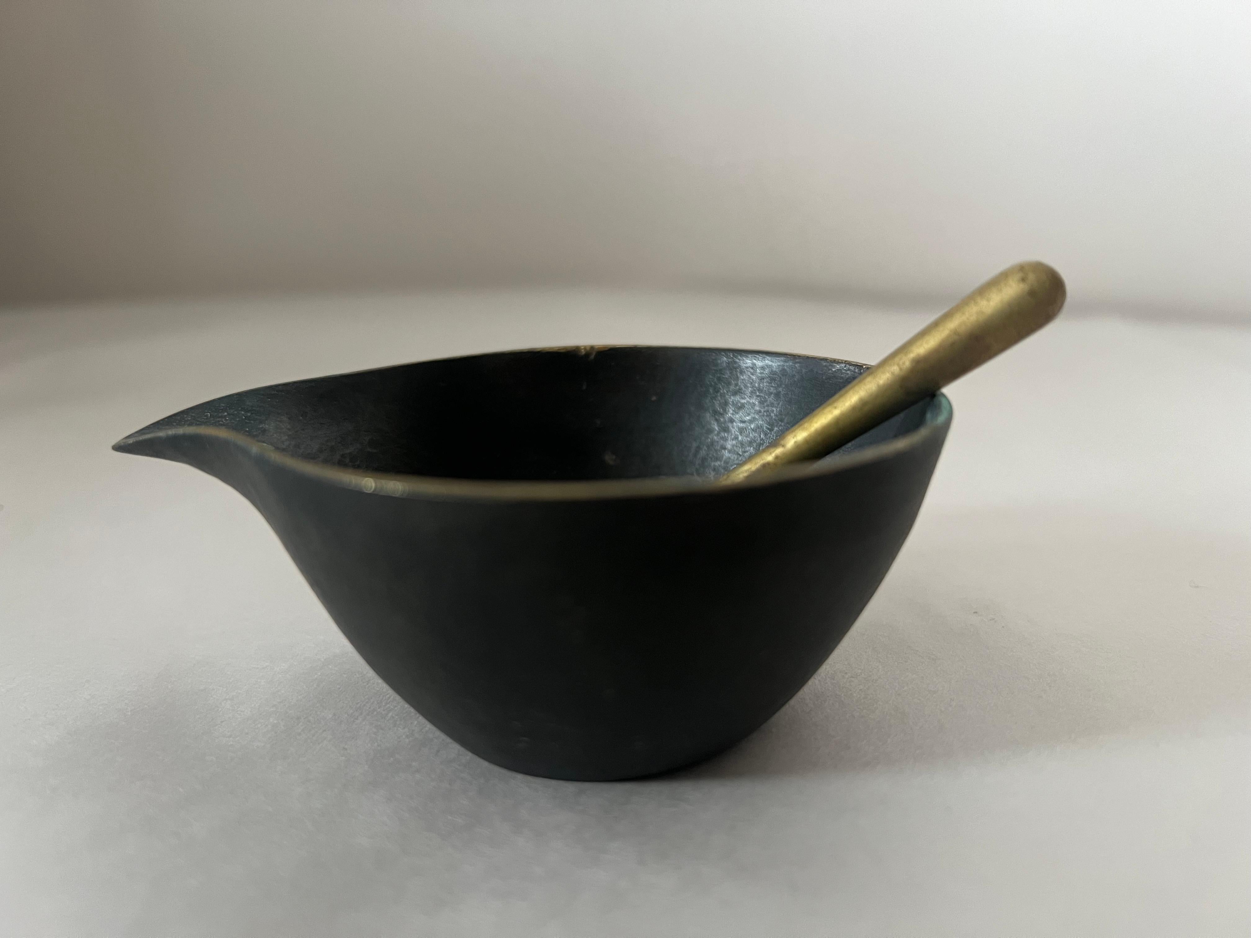 Mid-Century moderno Pestello scultoreo a ciotola in ottone modernista Werkstätte Hagenauer, Austria, anni '50 in vendita