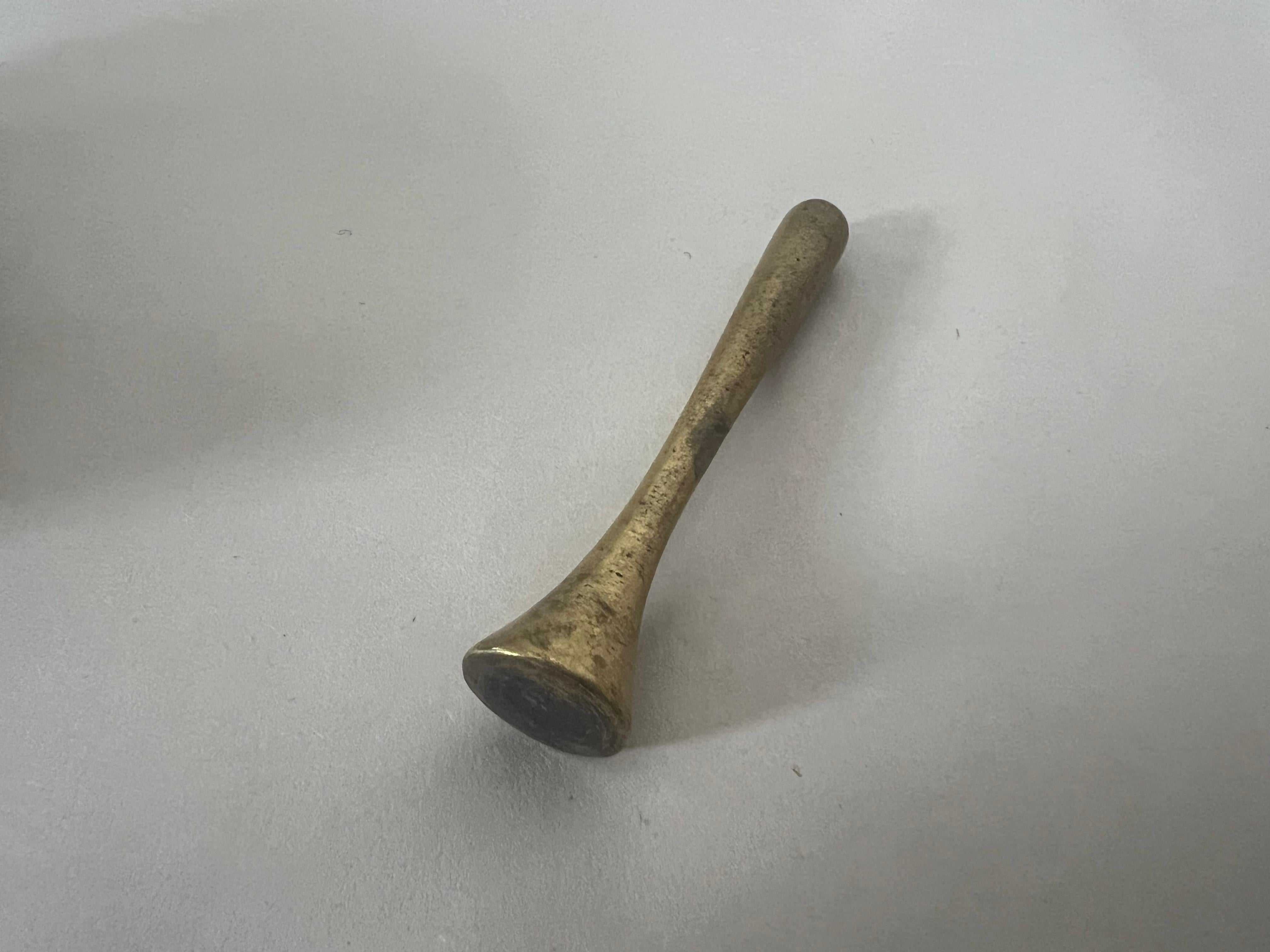 Austriaco Pestello scultoreo a ciotola in ottone modernista Werkstätte Hagenauer, Austria, anni '50 in vendita