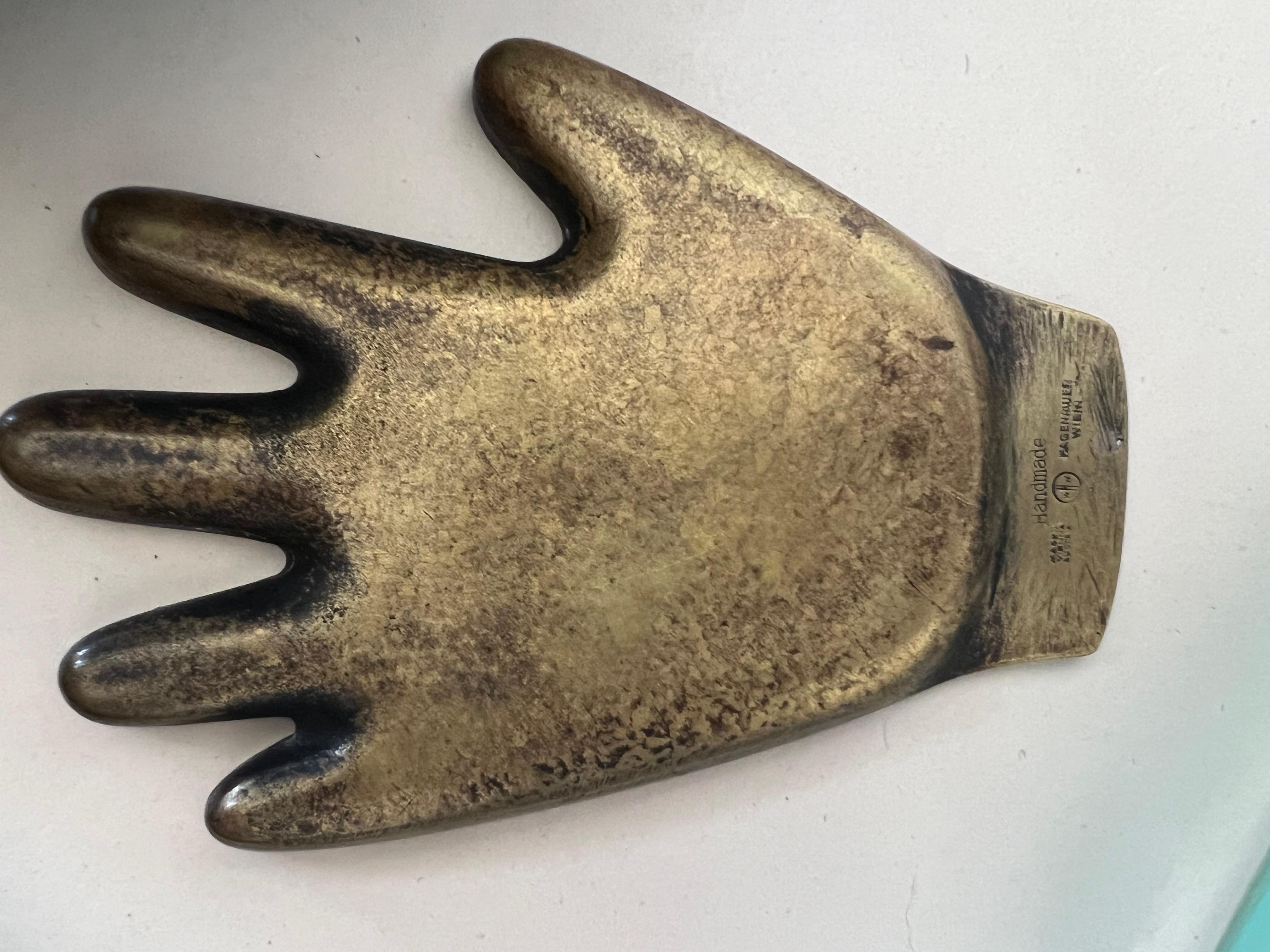 Mid-Century Modern Cendrier à main sculptural en laiton moderniste Werkstätte Hagenauer, Autriche, années 1950 en vente