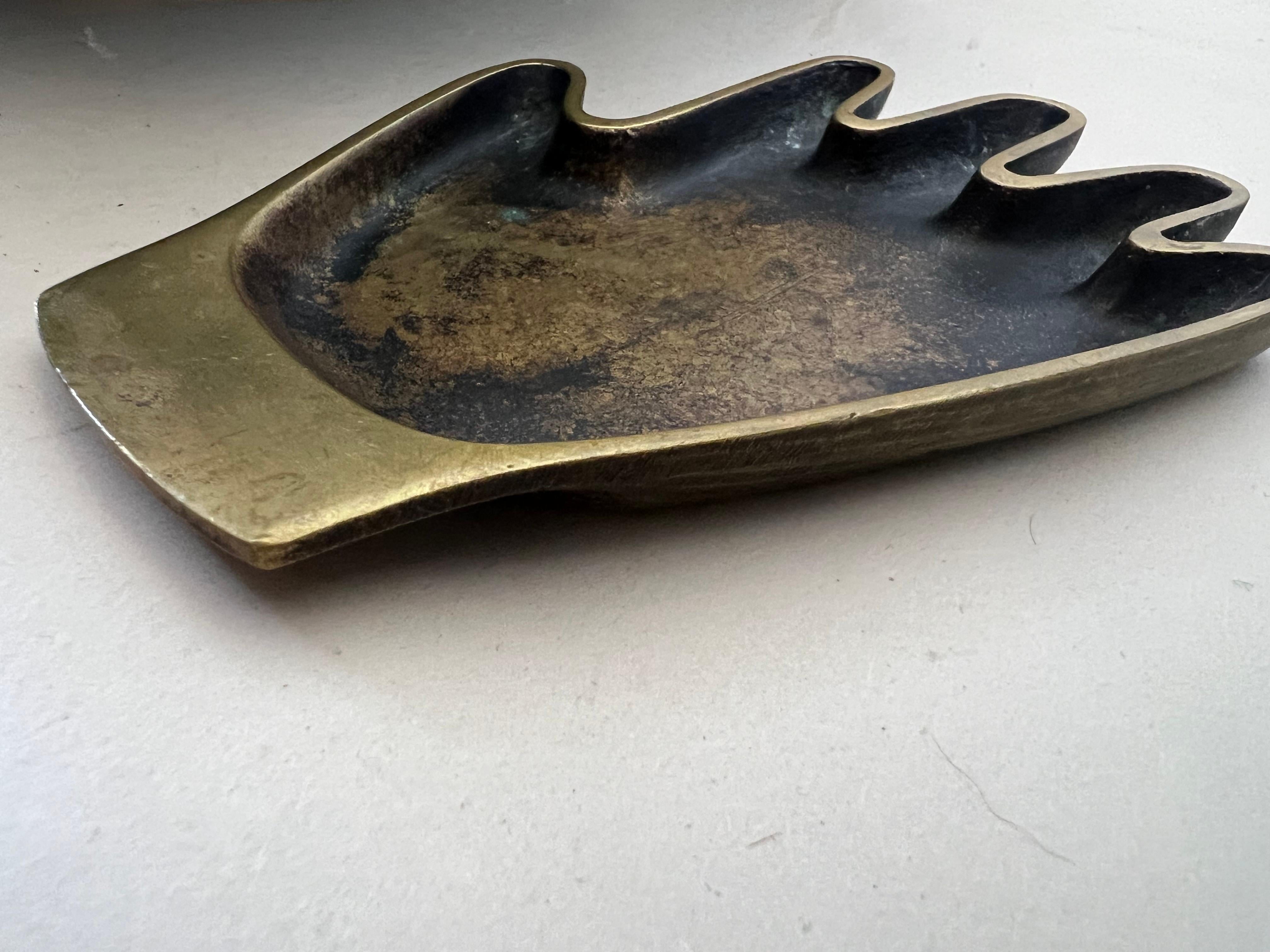 Autrichien Cendrier à main sculptural en laiton moderniste Werkstätte Hagenauer, Autriche, années 1950 en vente