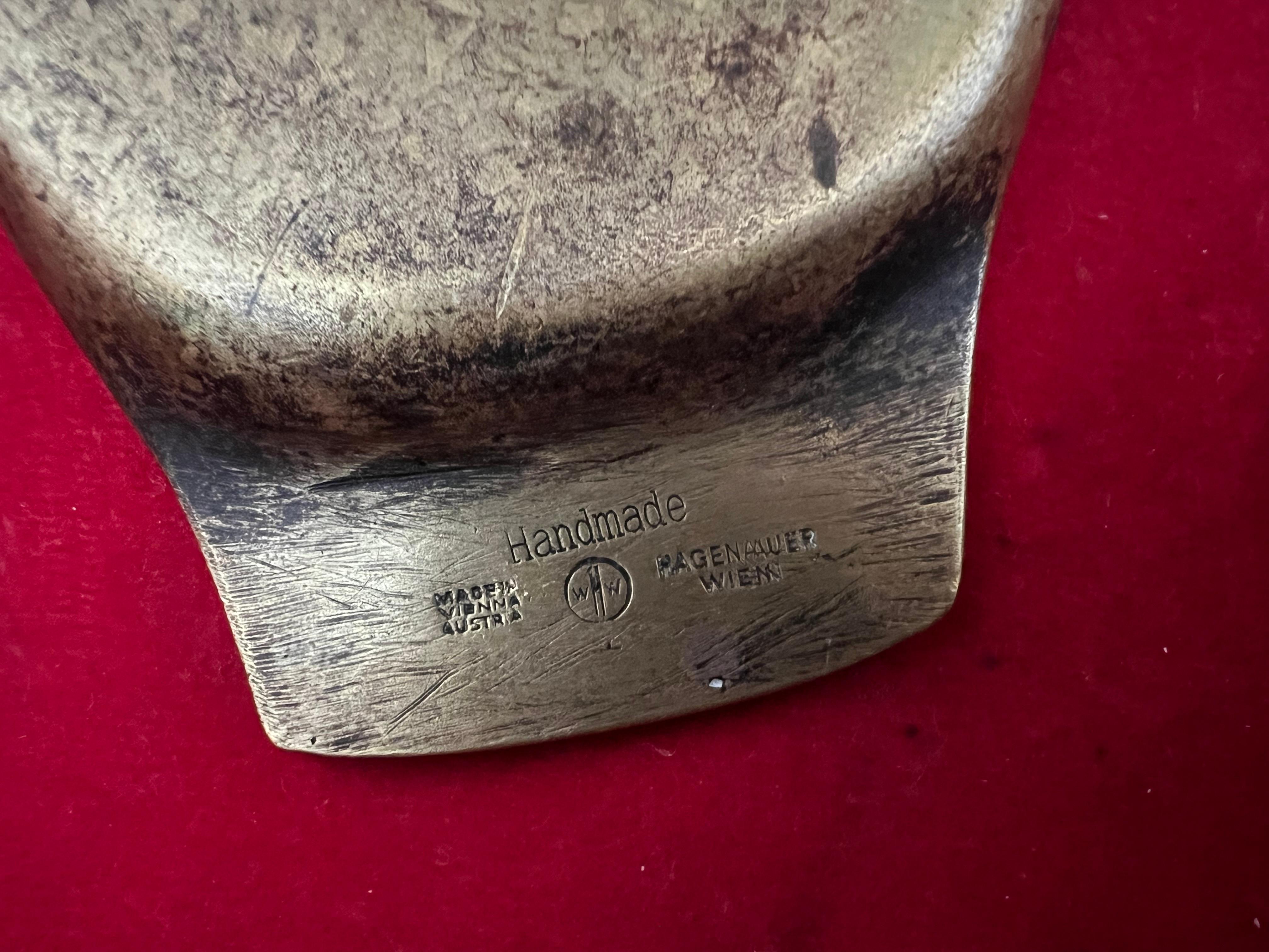 Laiton Cendrier à main sculptural en laiton moderniste Werkstätte Hagenauer, Autriche, années 1950 en vente