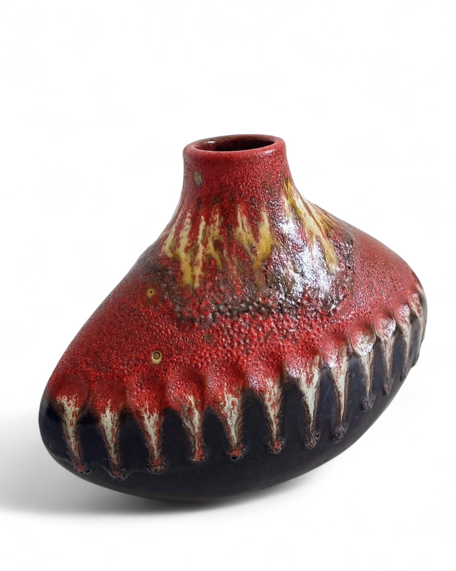 Fait main Vase sculptural en poterie d'art West German Pottery par Carstens Tönnieshof, c. 1950s en vente