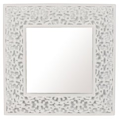 Specchi scultorei laccati bianchi del 1960 circa 48,5 "H. x 48 "L Due disponibili