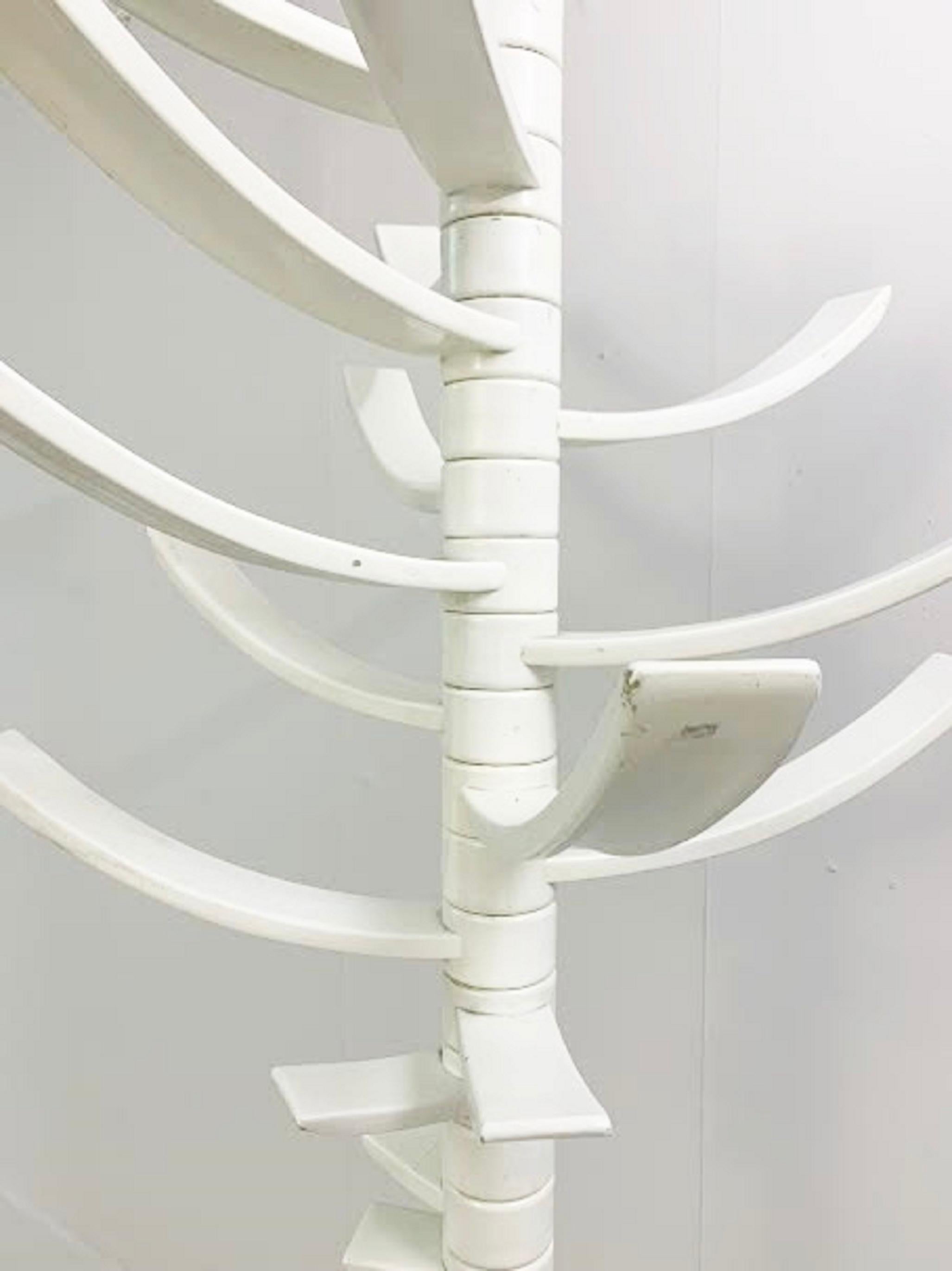 Sculptural white lacquered wood coat rack by Bruce Tippett renna for Gavina, Knoll International, circa 1968.