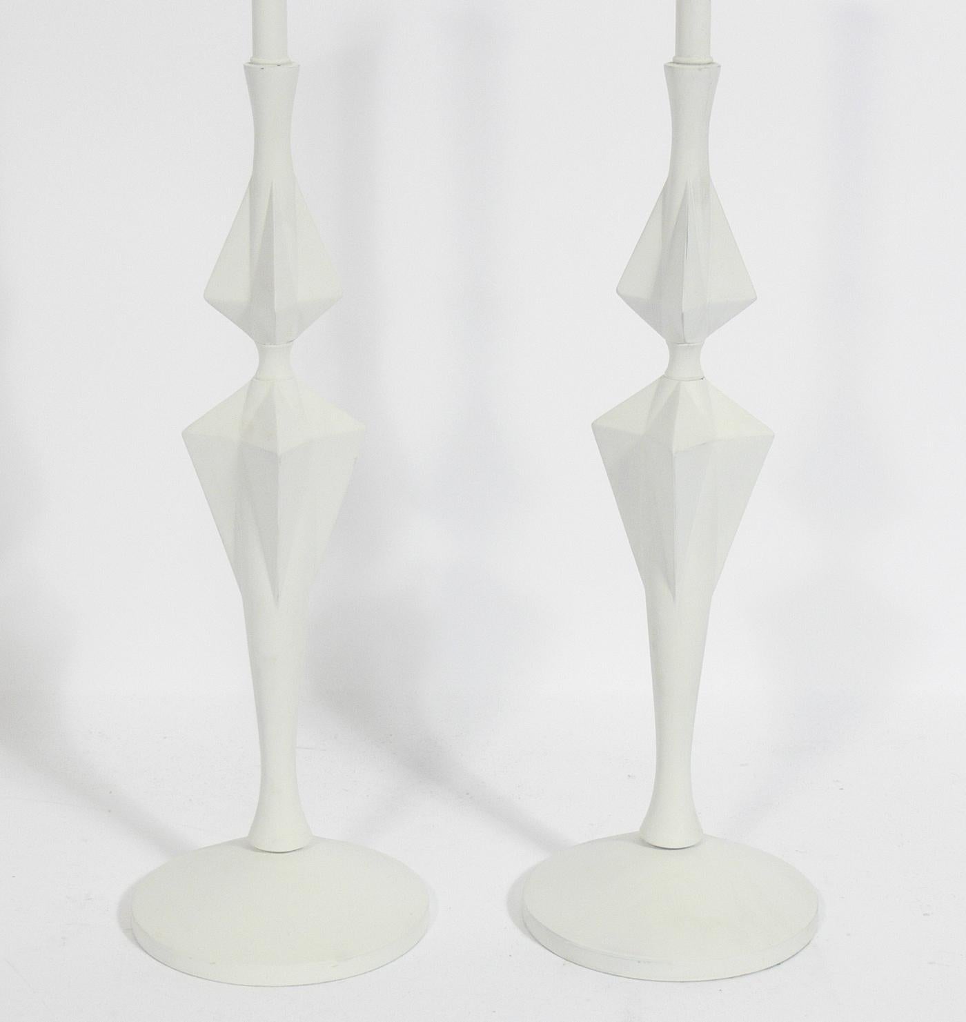 Paire de lampes blanches sculpturales, à la manière de Diego Giacometti, probablement américaines, vers les années 1950. Ils ont été recâblés et sont prêts à être utilisés. Le prix indiqué comprend les teintes.