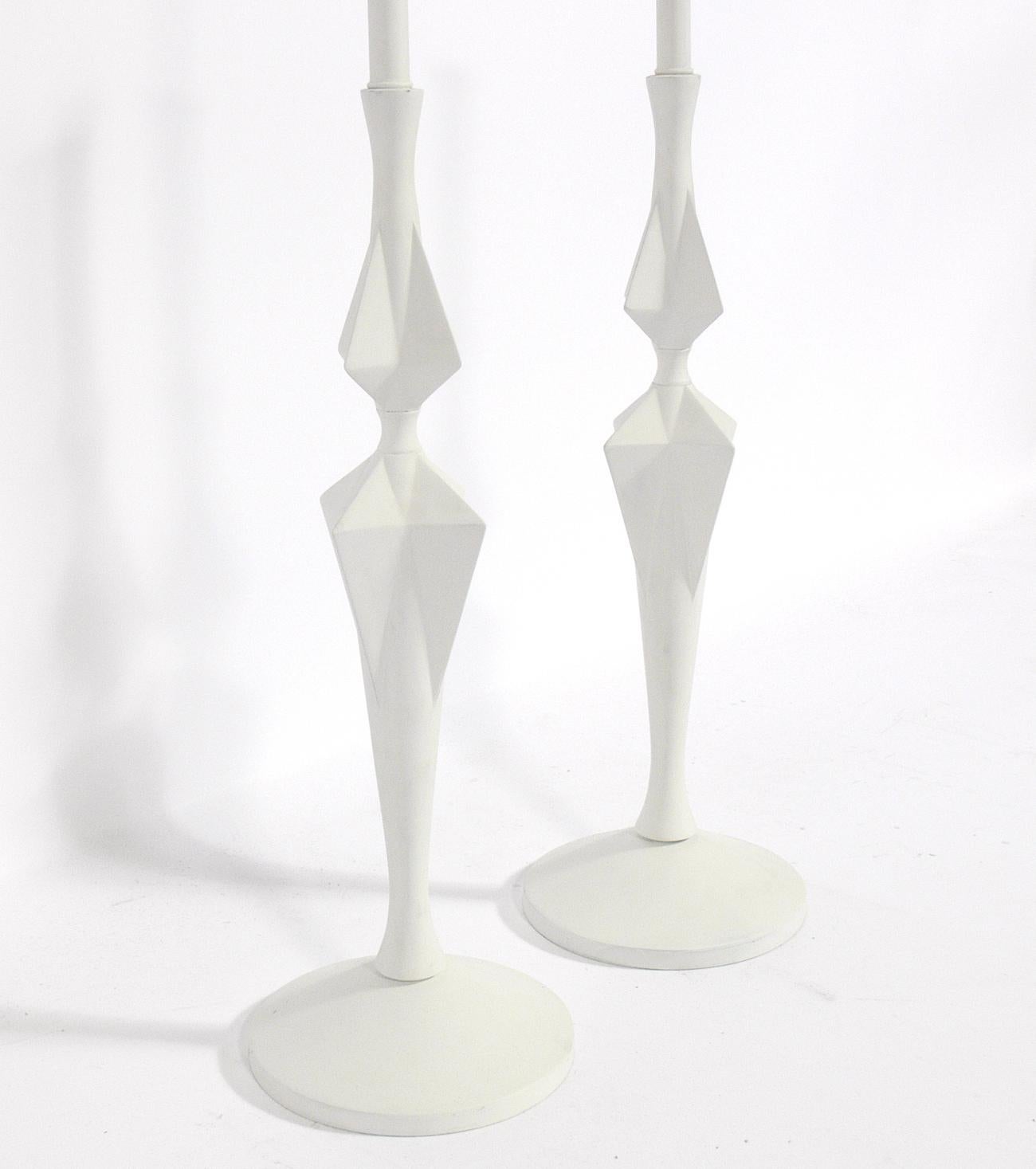 Mid-Century moderno Lampade bianche scultoree in vendita
