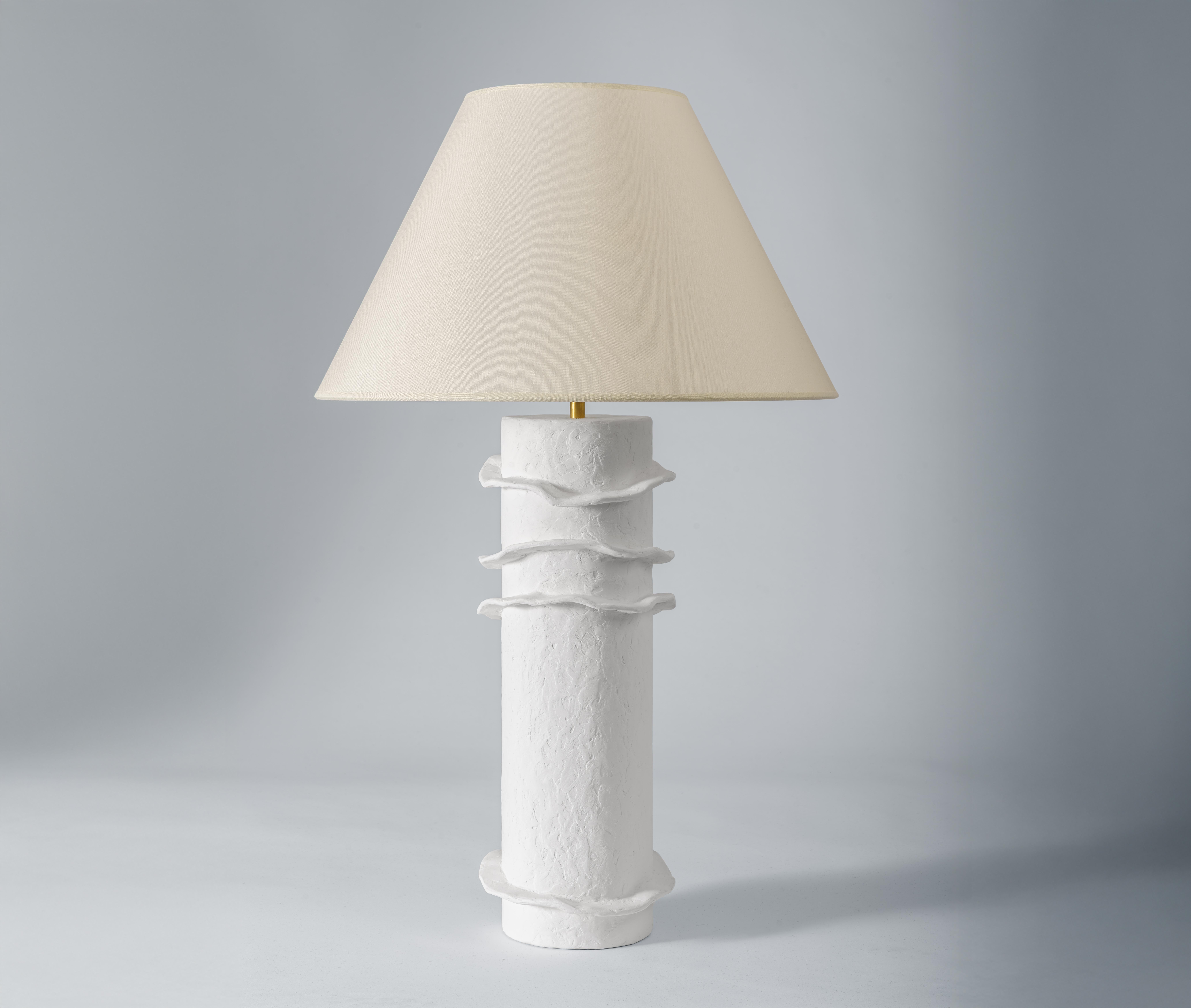La lampada in gesso Chanterelle è caratterizzata da una forma semplice ed elegante e da una sensibilità per la superficie e la texture. Ogni pezzo è testurizzato a mano e sagomato con cura per catturare il movimento e l'energia organica della