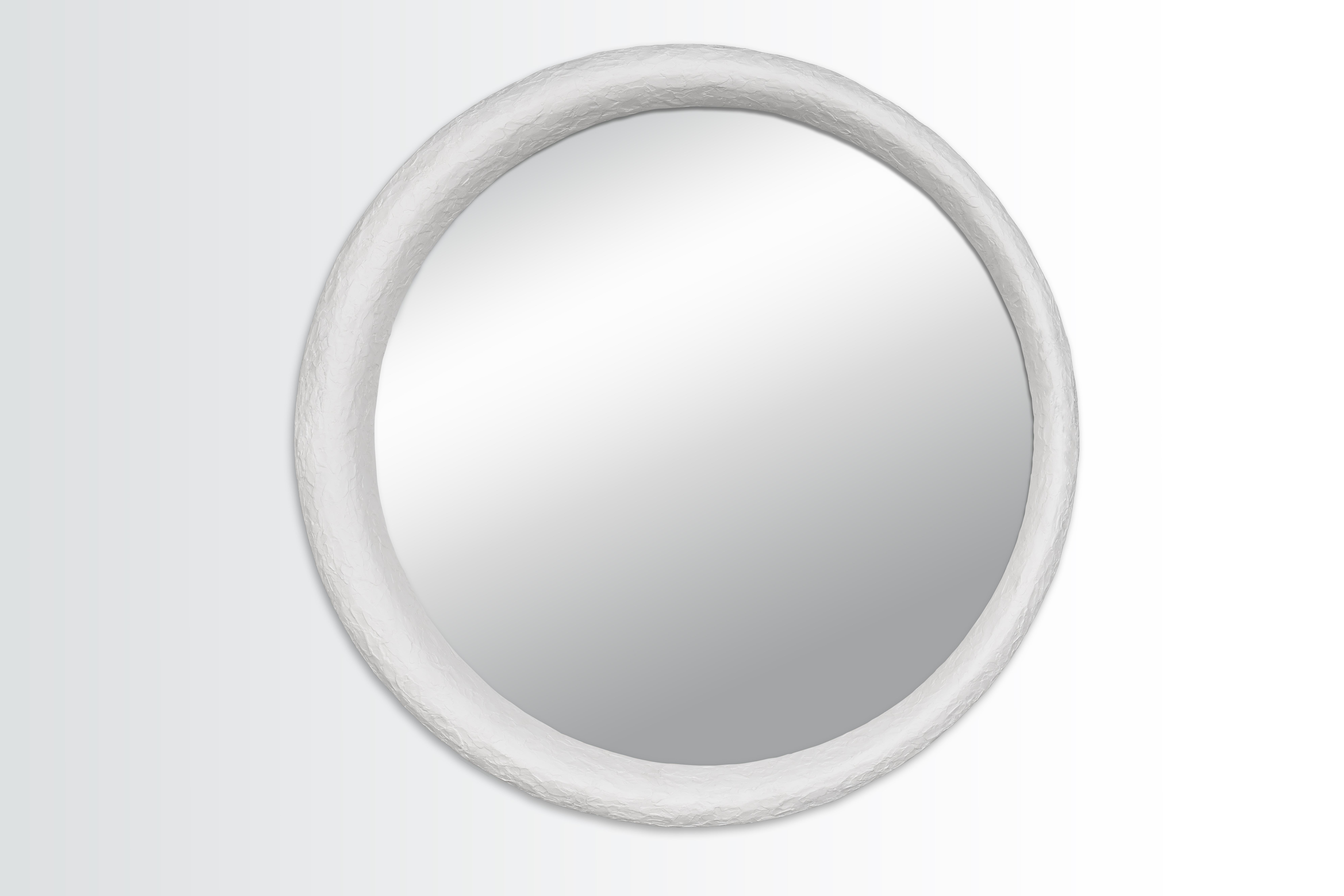 Sculptural dans sa forme, le miroir Seraphora se caractérise par le design asymétrique de son cadre. Elegant et moderne dans sa simplicité.

Chaque pièce est unique en raison de sa nature artisanale, les formes et les teintes varient