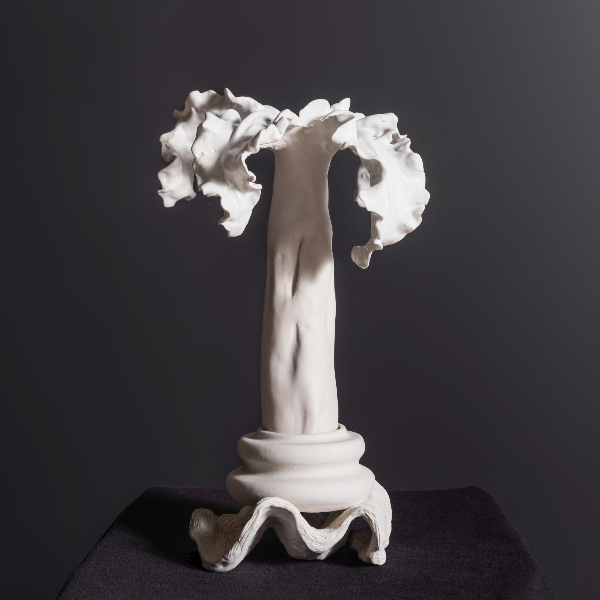 Dieses einzigartige, handgefertigte, glasierte weiße Porzellangefäß der New Yorker Keramikerin und Künstlerin Jenny Min trägt den Titel 