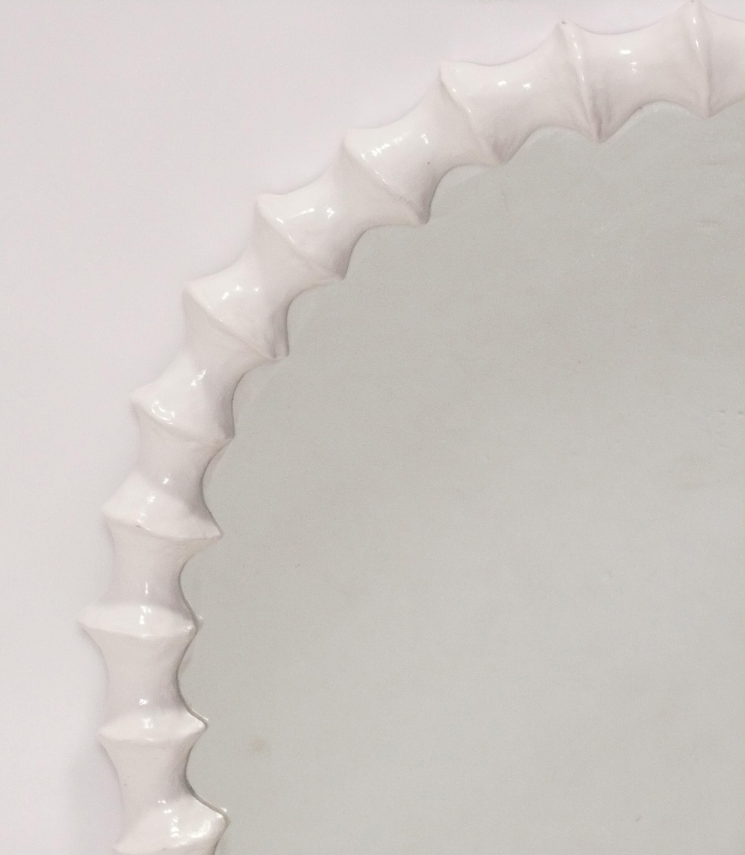 Tribal Miroir sculptural en forme de vertèbre blanche de 36