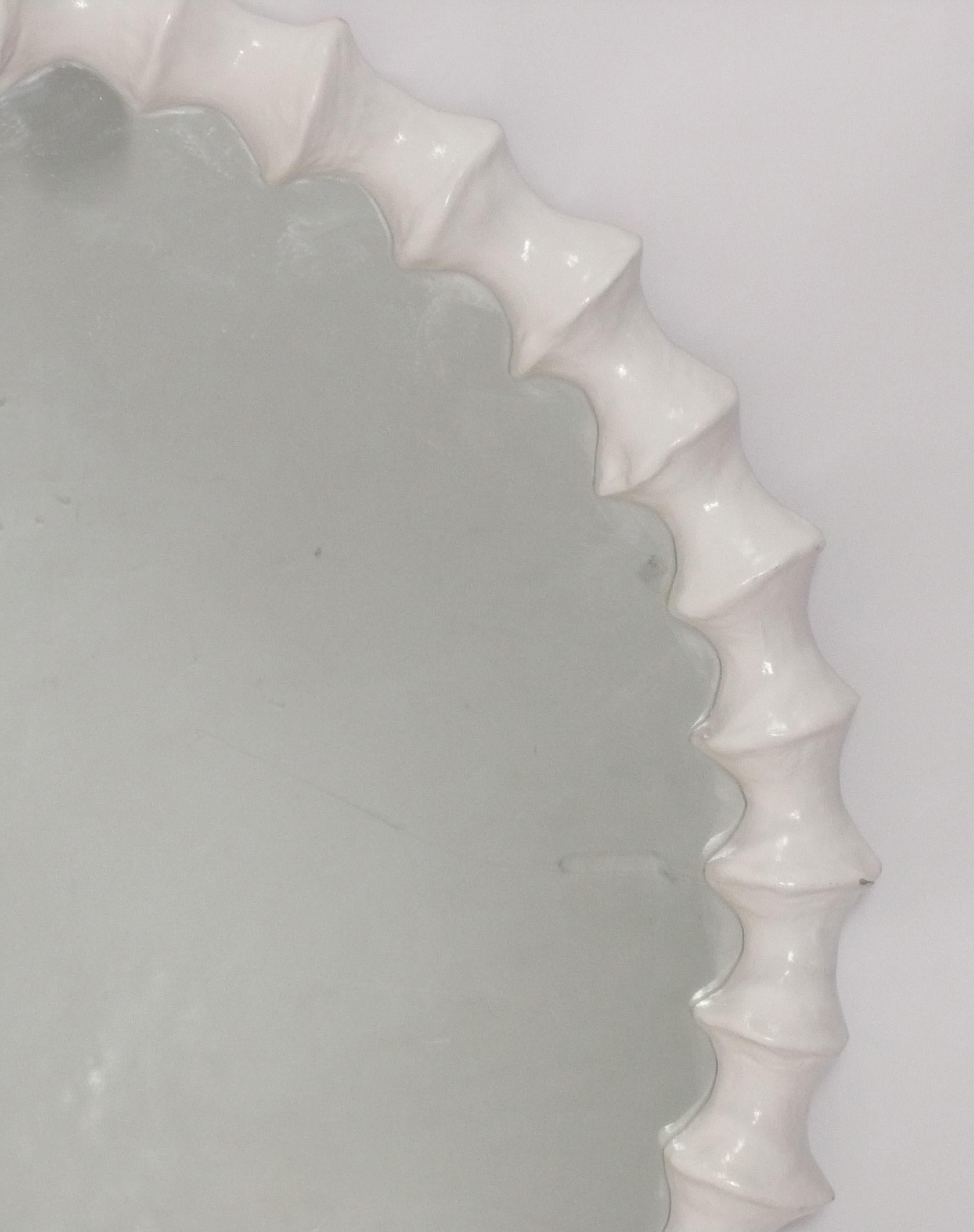 Américain Miroir sculptural en forme de vertèbre blanche de 36