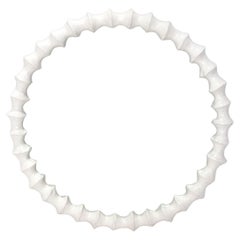 Miroir sculptural en forme de vertèbre blanche de 36" de diamètre