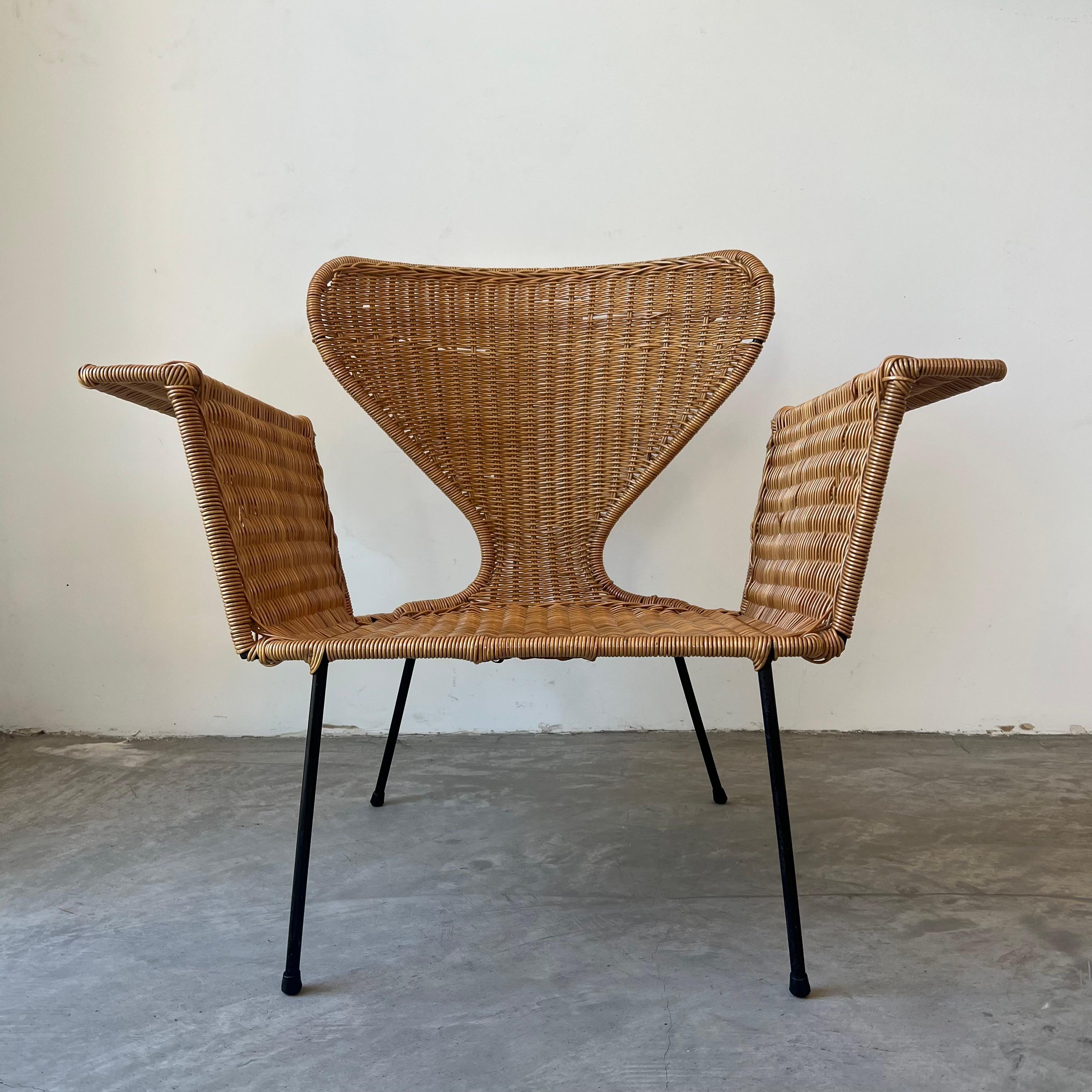 Sillón escultural de mimbre y hierro, años 70 EE.UU. finales del siglo XX en venta