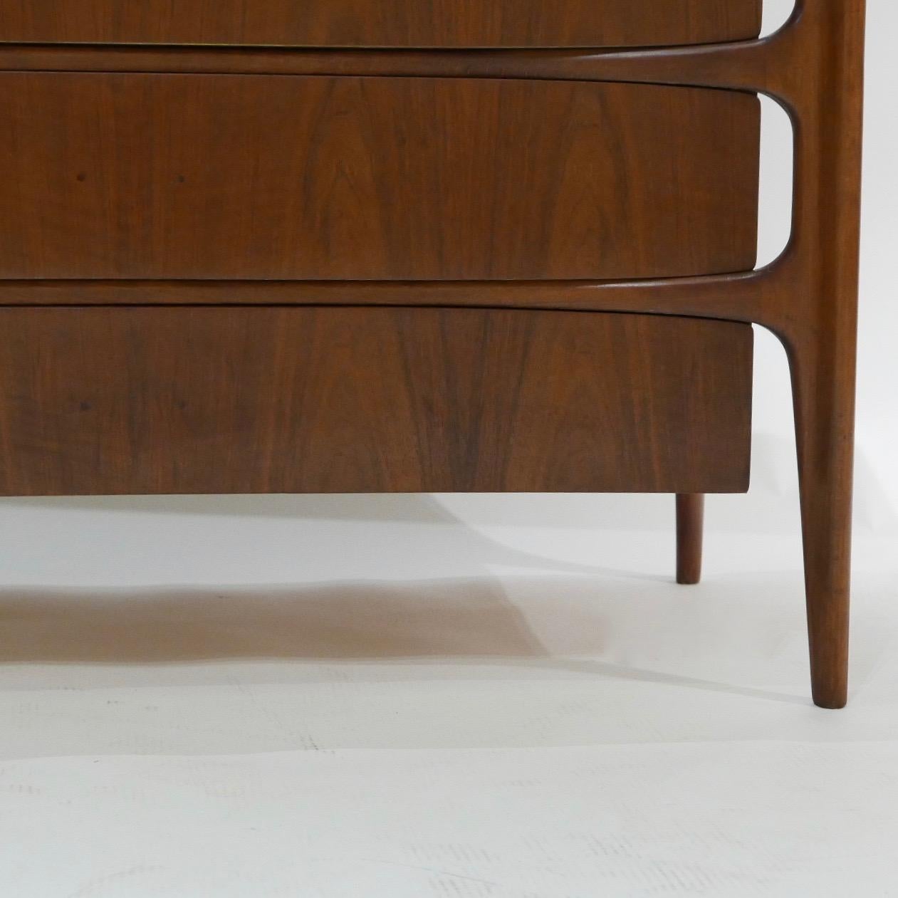 Sculptural William Hinn for Urban Furniture Scandinavian 4 Drawer Walnut Chest In Good Condition In Hudson, NY