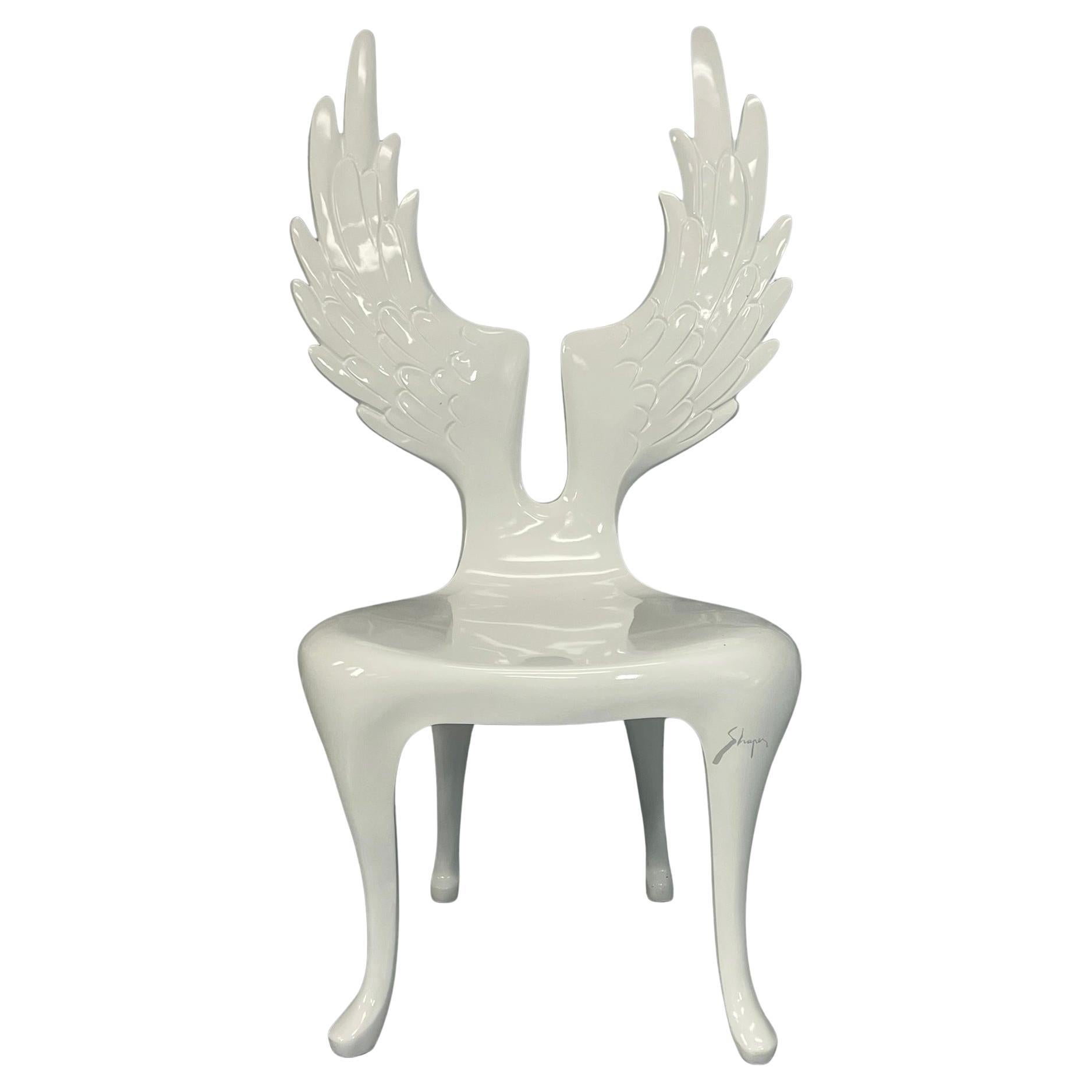 Skulpturaler "geflügelter" Stuhl aus weiß lackiertem Holz, vom Künstler signiert, ein Unikat im Angebot