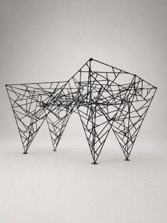 Mesa de centro escultural con estructura de alambre y tapa de metacrilato, al estilo de Tom Dixon