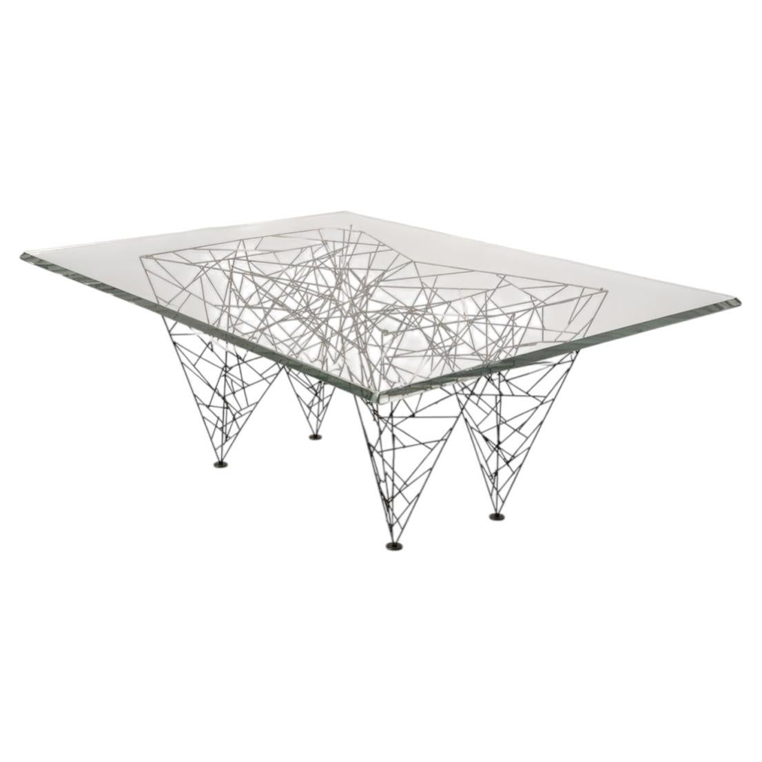 Skulpturaler Couchtisch im Drahtgitter-Design mit Lucite-Platte im Stil von Tom Dixon im Angebot