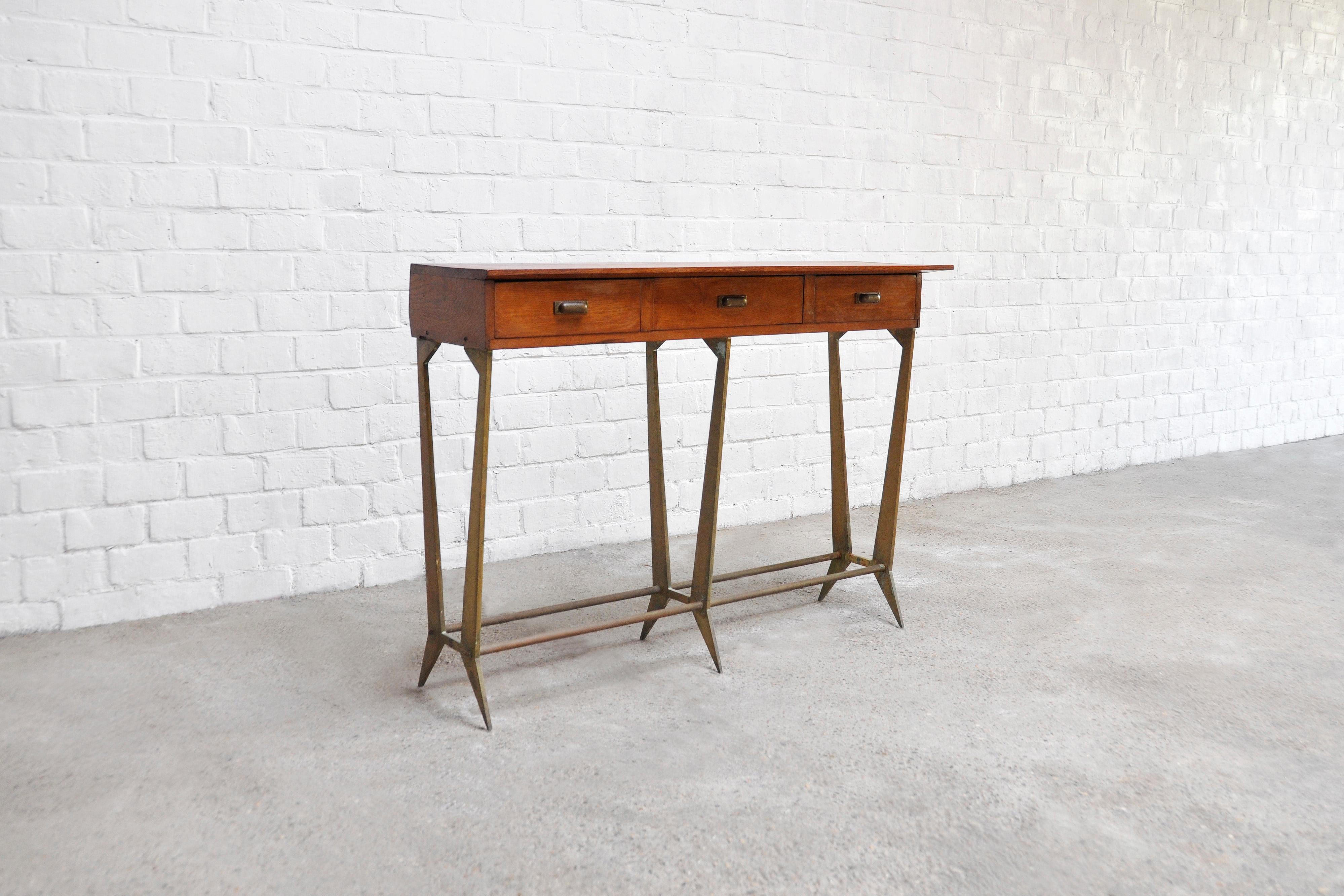 Sculptural Wood & Brass Console Table by Osvaldo Borsani, Italy, 1950s In Good Condition For Sale In Zwijndrecht, Antwerp