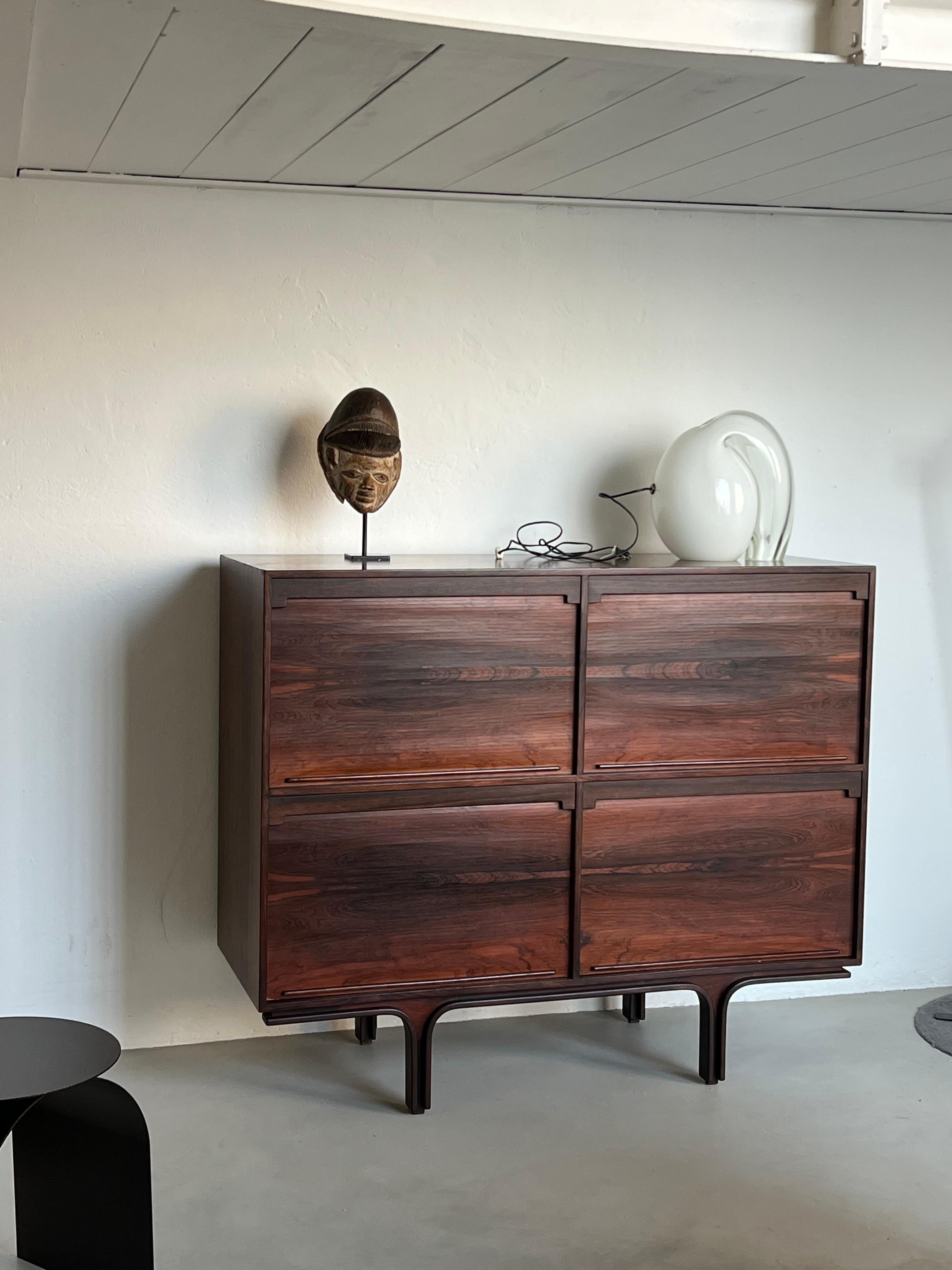 Raro e bellissimo mobile in legno  di Gianfranco Frattini per Bernini, Italia, 1950-60. Un vero classico del design italiano del Mid-Century, capace di parlare con stile e raffinatezza attraverso le generazioni.
Dettagli in ottime condizioni delle