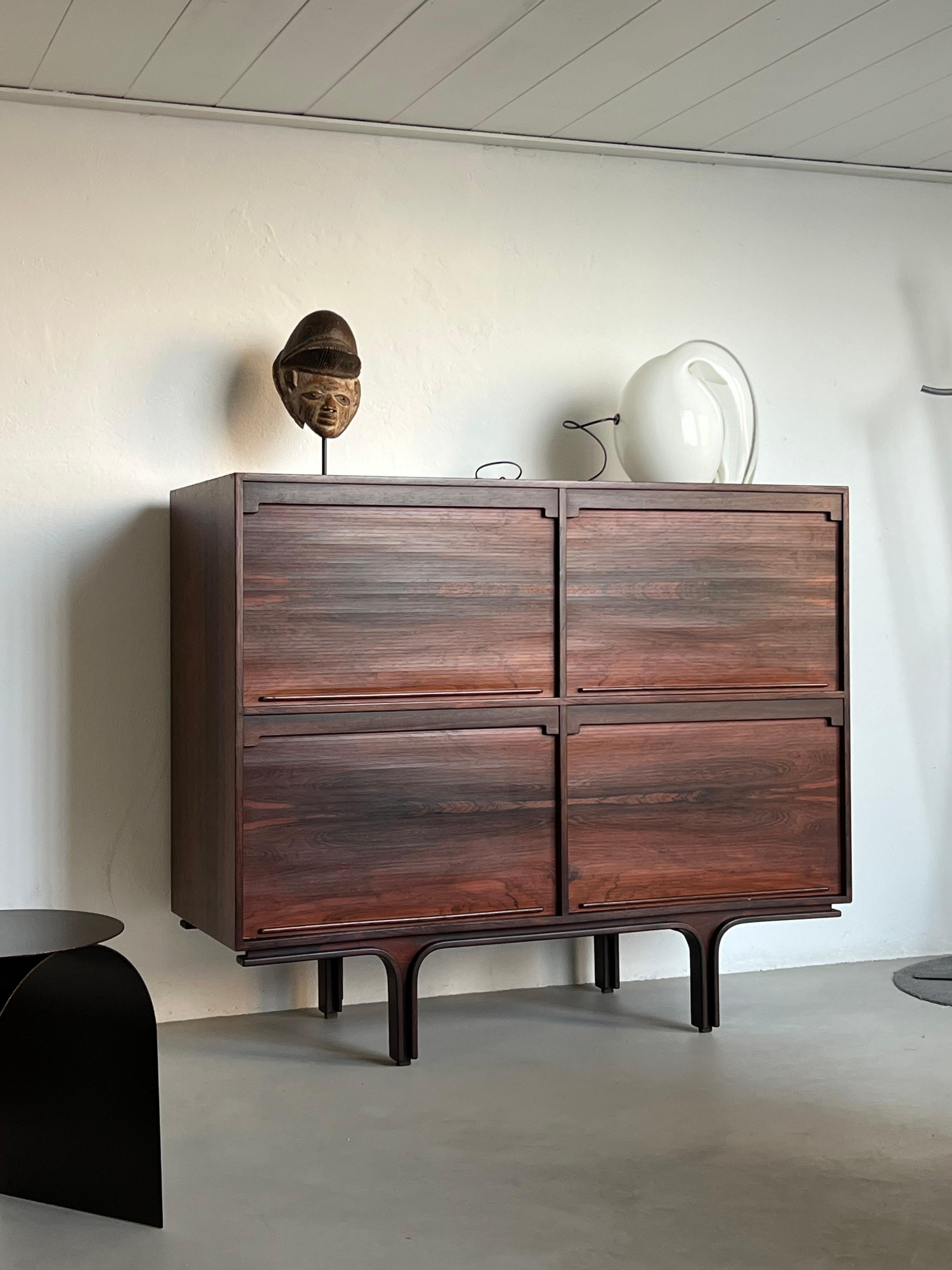 Mid-Century moderno Armadio italiano scultoreo in legno di Gianfranco Frattini per Berini in vendita