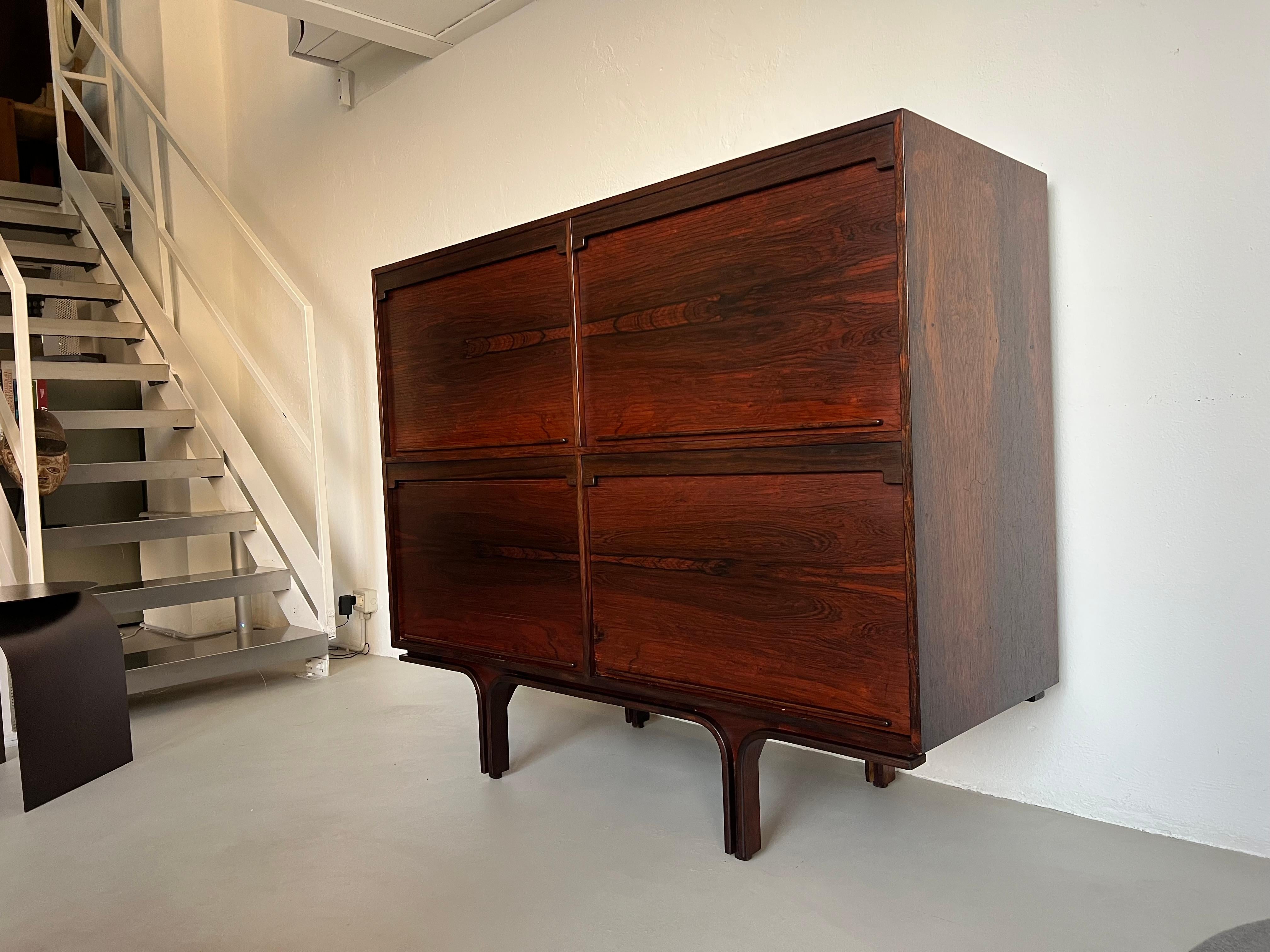 Armadio italiano scultoreo in legno di Gianfranco Frattini per Berini In condizioni buone in vendita a Milano, IT
