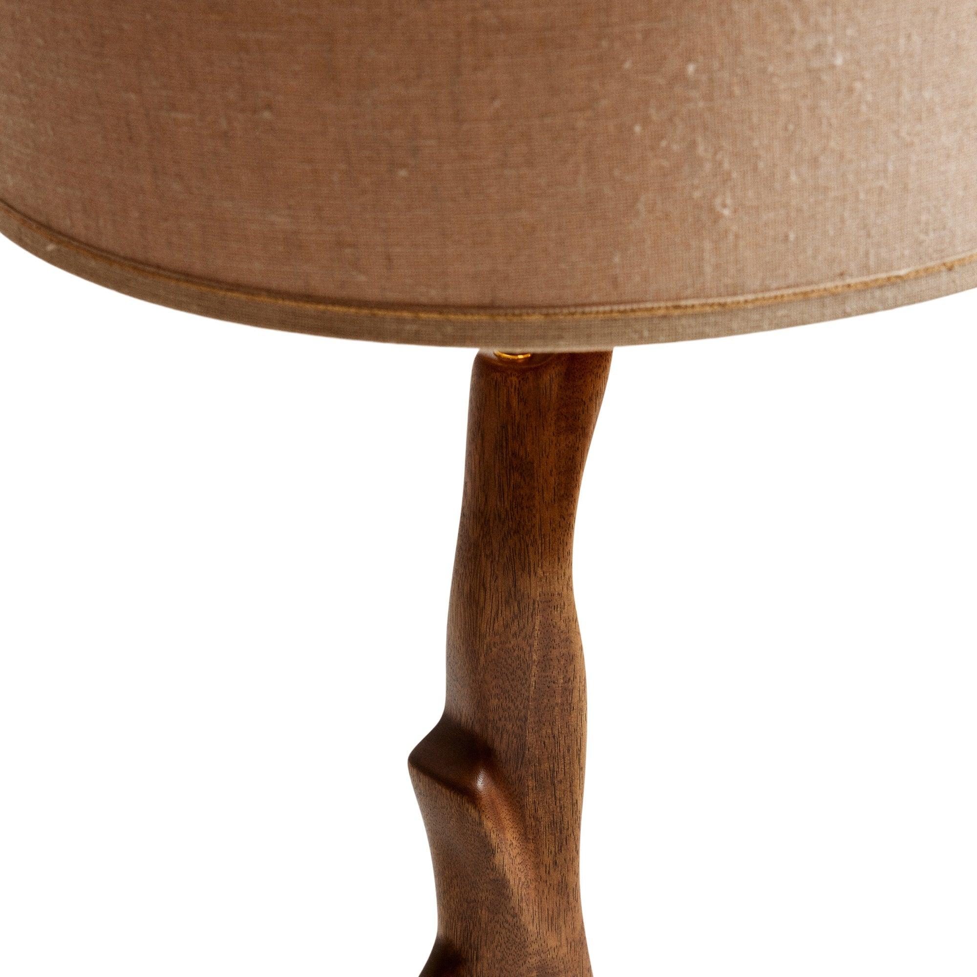 Lámpara de mesa escultural de madera de EE.UU. en Bastante bueno estado para la venta en Sagaponack, NY