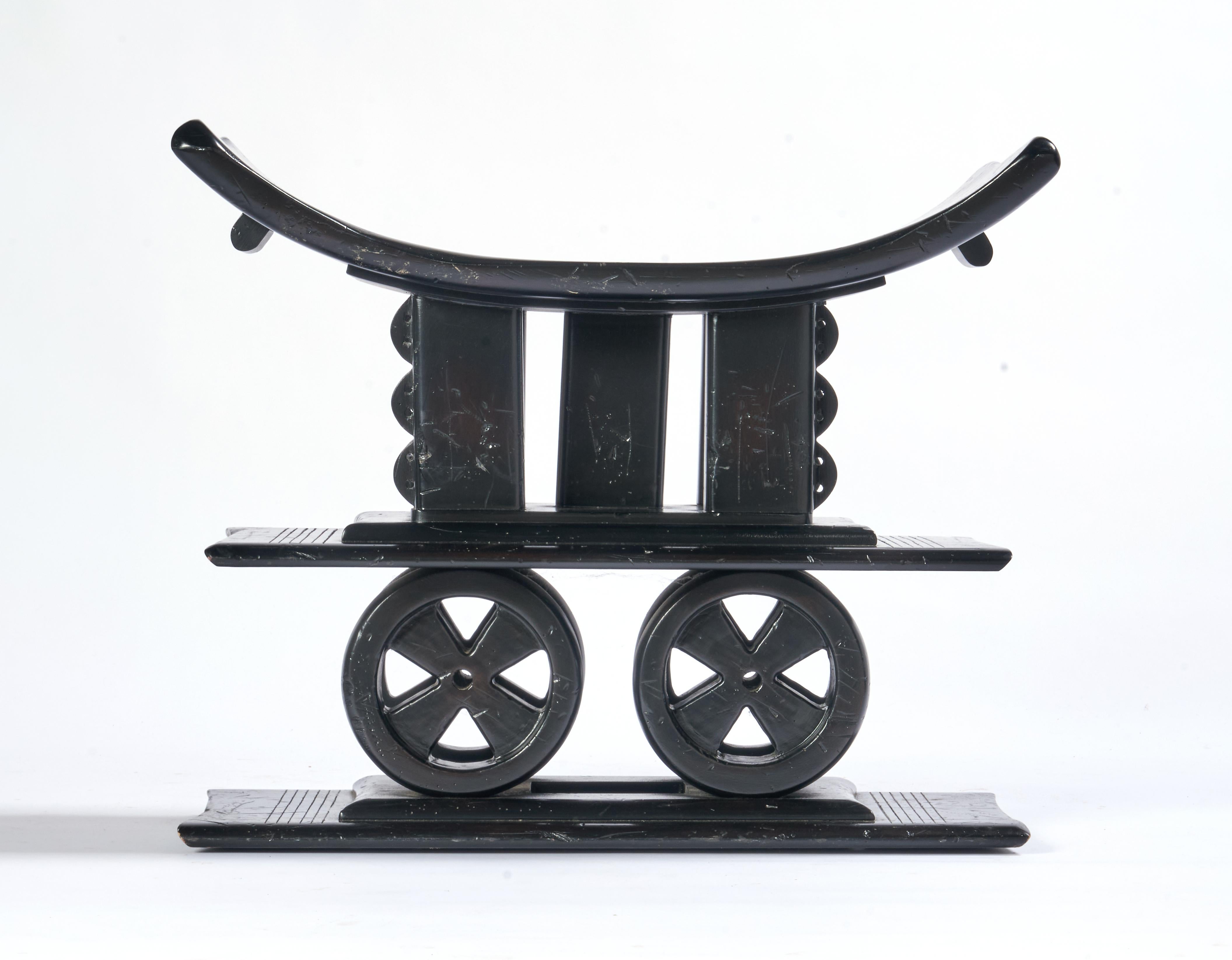 Una interpretación postmoderna de los taburetes africanos Ashanti de la empresa de muebles estadounidense Interior Crafts. Muy resistente y escultural.

Solicita presupuestos de envío alternativos en función de la ubicación y el plazo de entrega