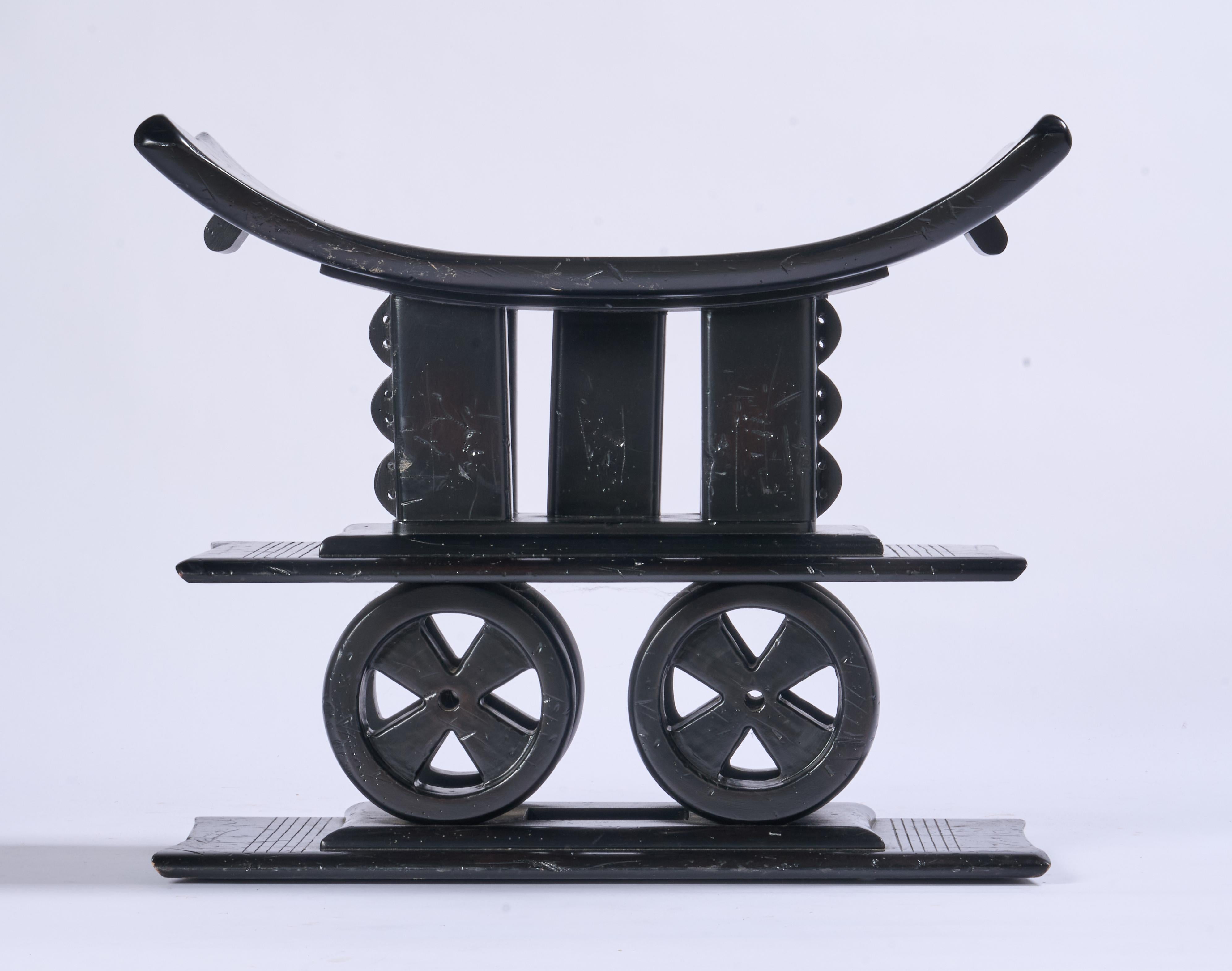 Taburete escultural de madera Ashanti by Interior Crafts Posmoderno en venta