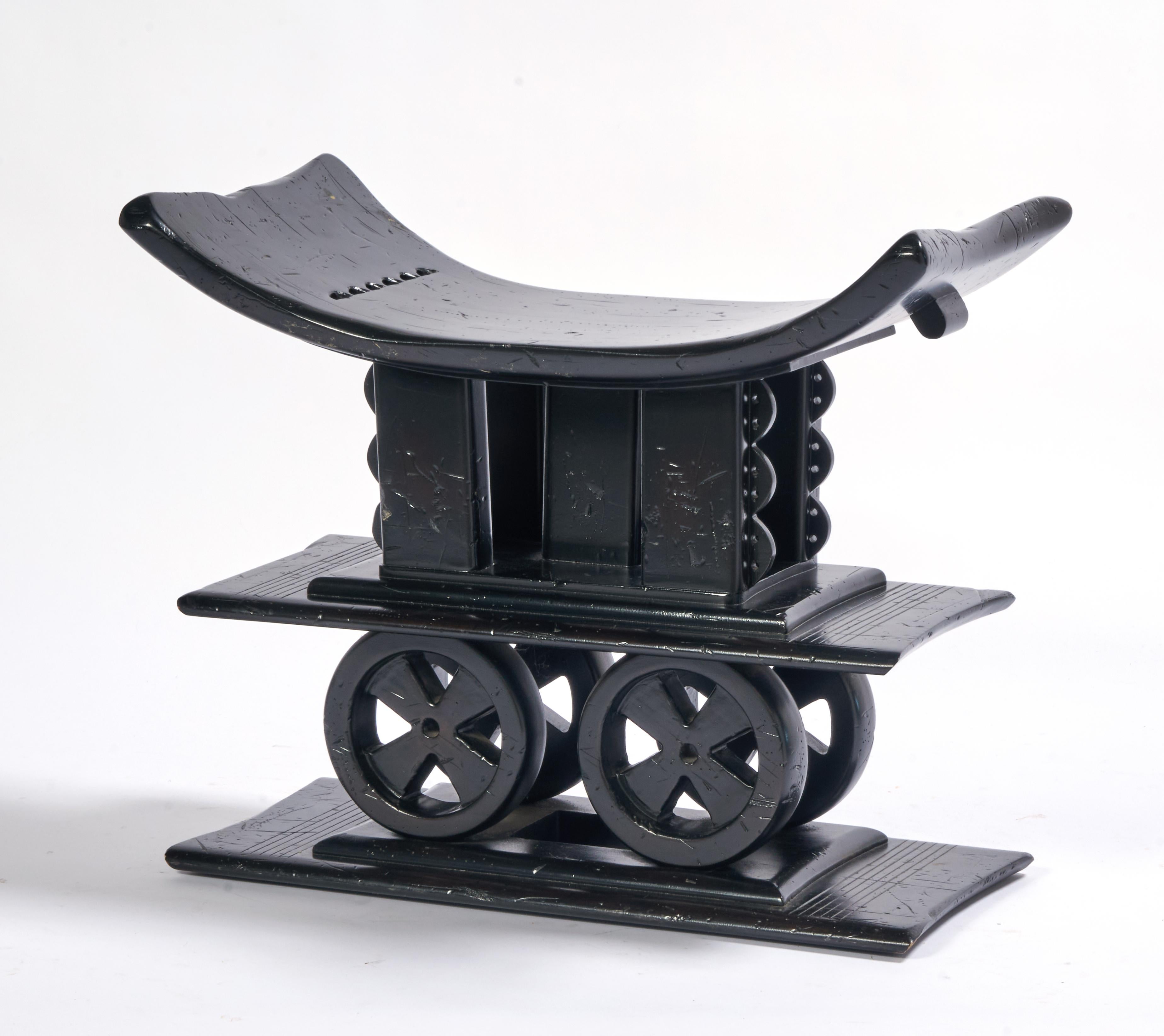 Taburete escultural de madera Ashanti by Interior Crafts Estadounidense en venta