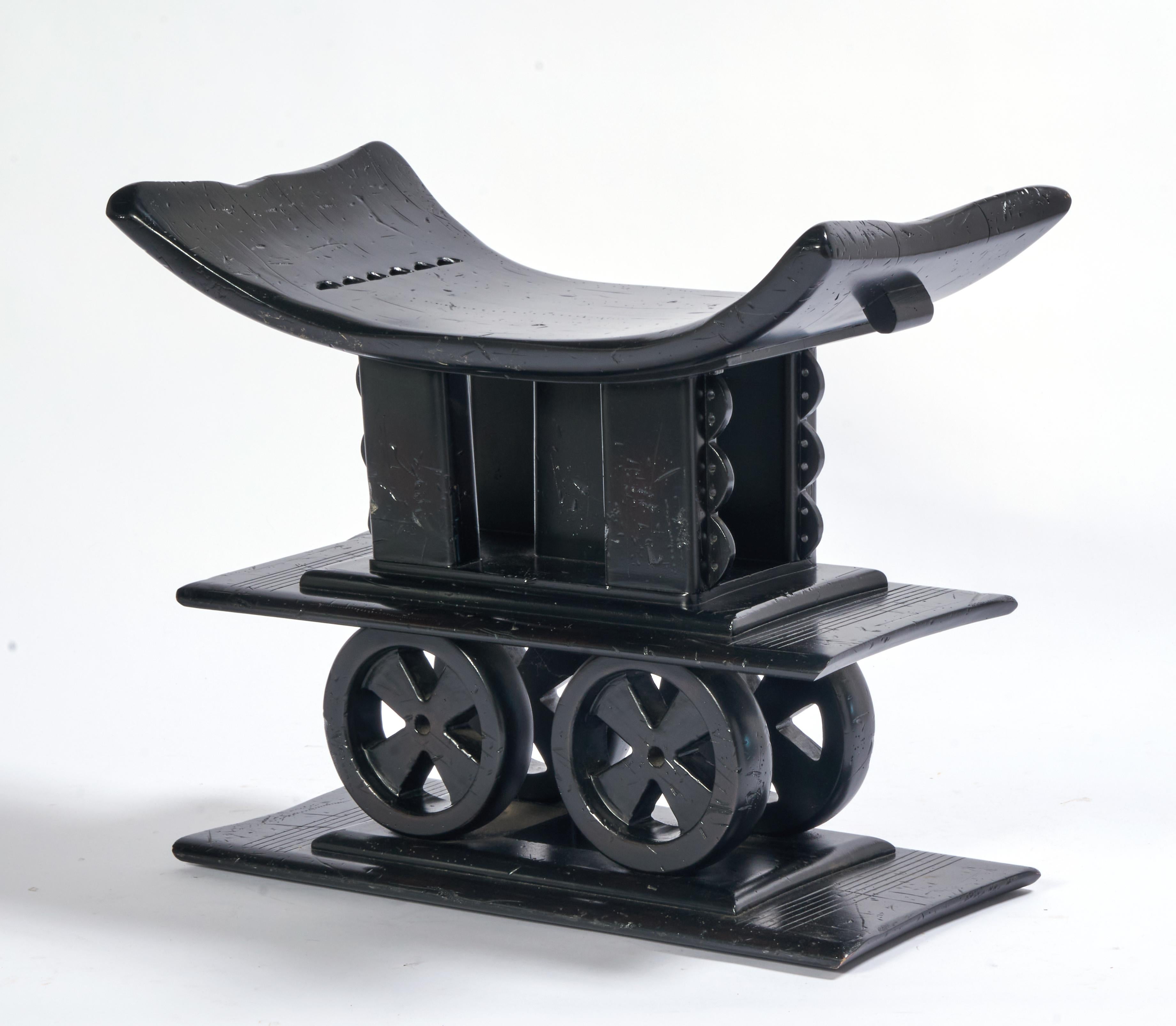 Taburete escultural de madera Ashanti by Interior Crafts en Bueno estado para la venta en Greensboro, NC