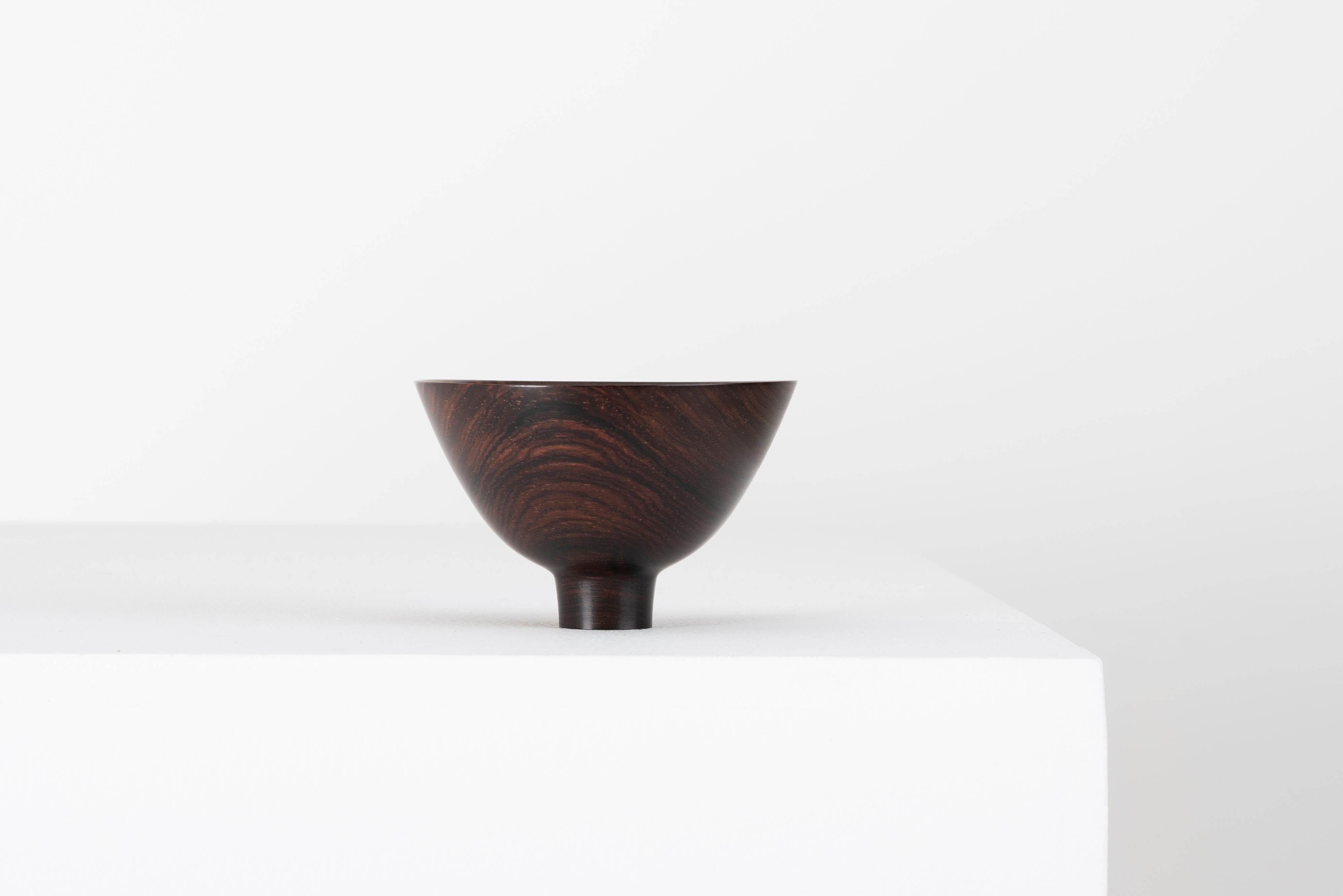 Abbiamo in vendita una ciotola in legno di cocobolo realizzata dal maestro tornitore Ray Key (1942-2018). Ray Key è stato uno dei più apprezzati tornitori del legno di ogni generazione. Le sue opere sono presenti nelle collezioni dei musei di tutto