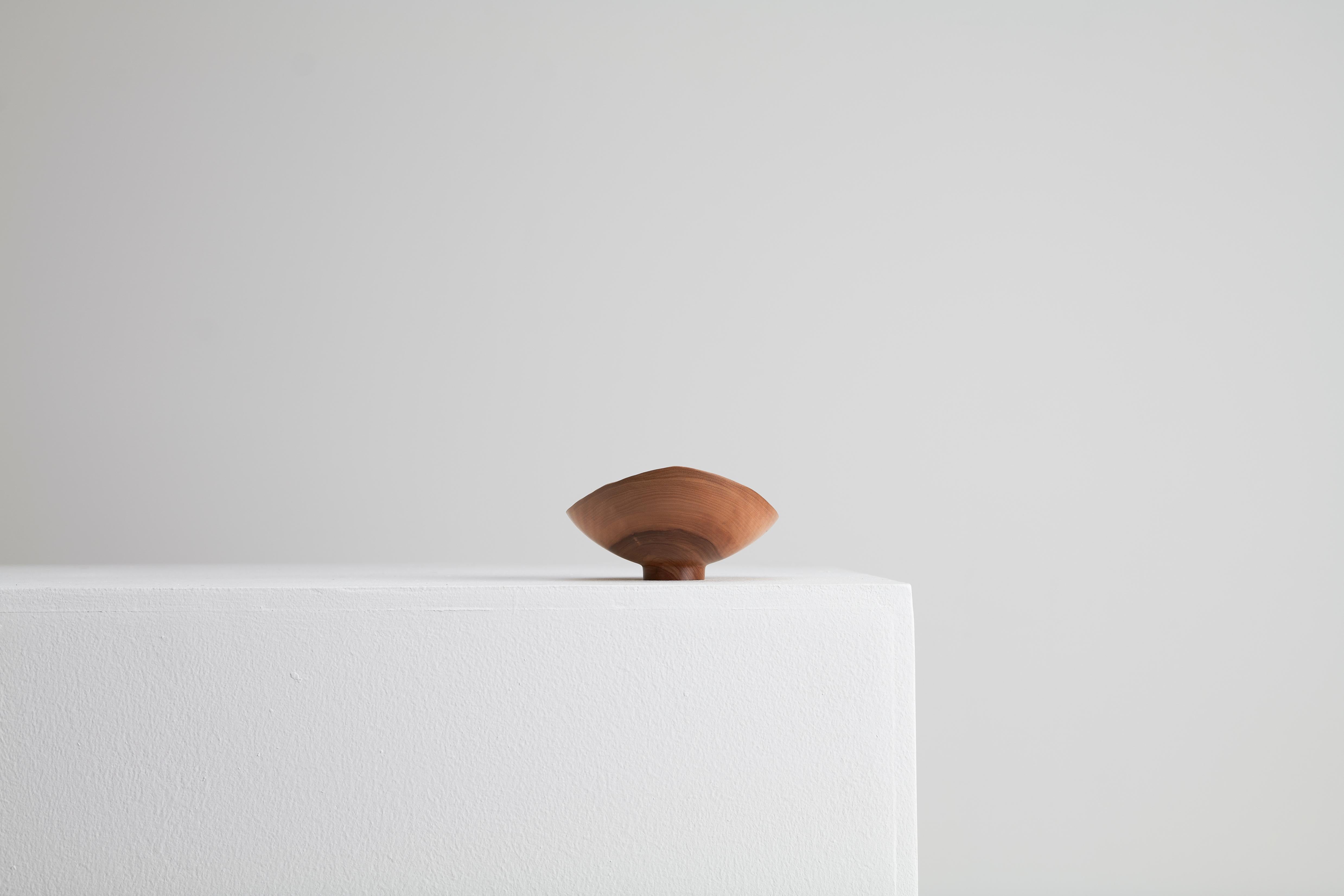 Minimaliste Bol sculptural Ray Key en bois d'olivier du maître artisan en vente