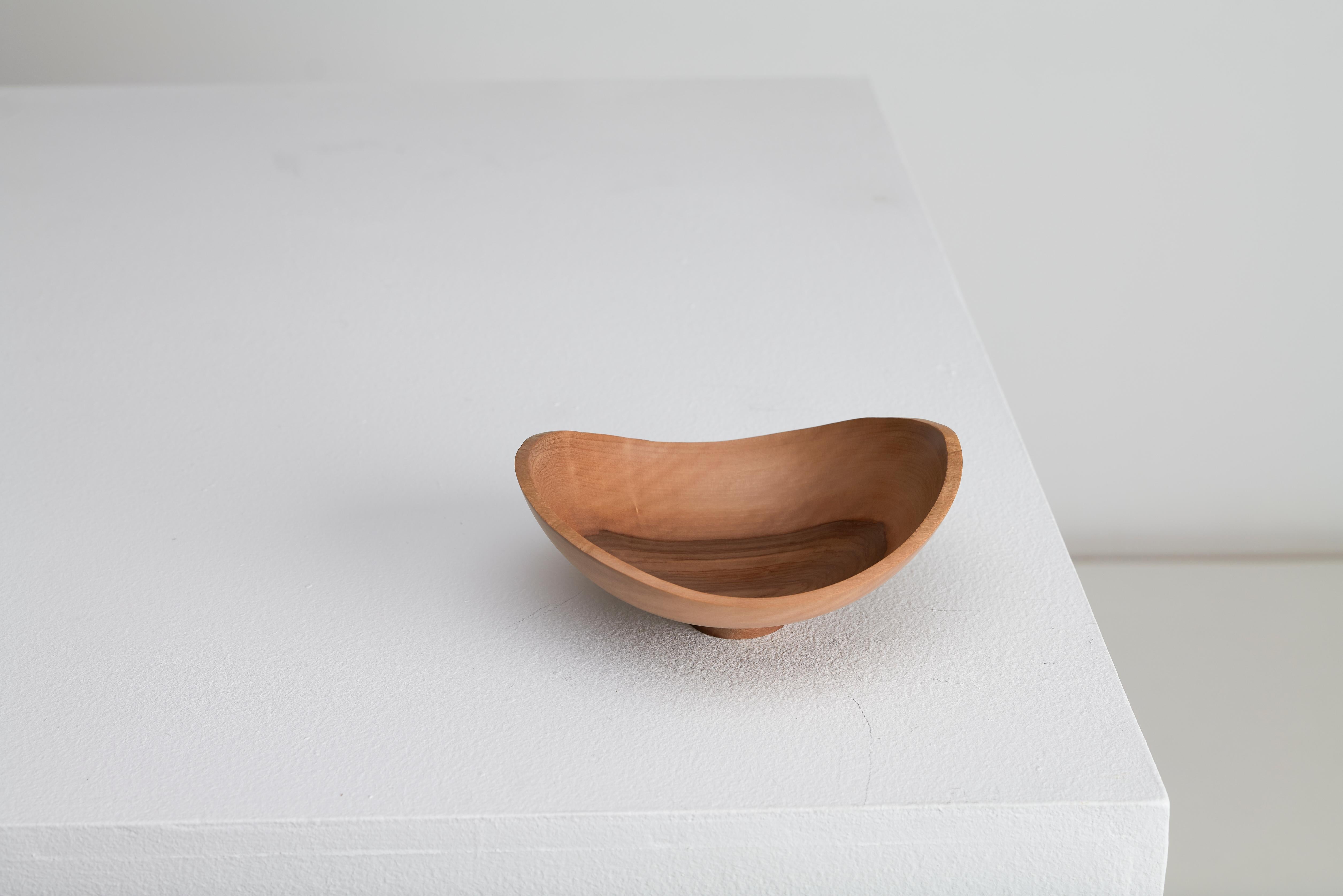 Tourné Bol sculptural Ray Key en bois d'olivier du maître artisan en vente