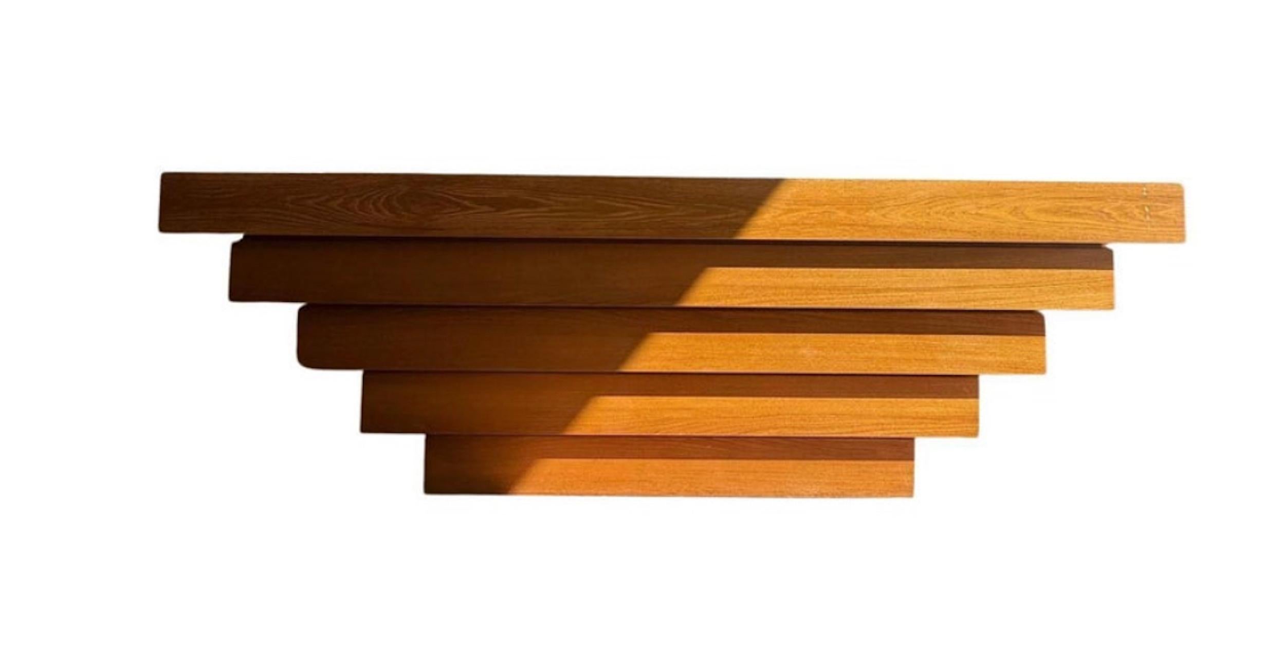Extraordinario y monumental mostrador de madera de diseño italiano, procedente de una importante tienda del centro de Florencia.
La obra tiene un extraordinario rigor arquitectónico y un fuerte empuje escultórico, hasta el punto de que, si te fijas