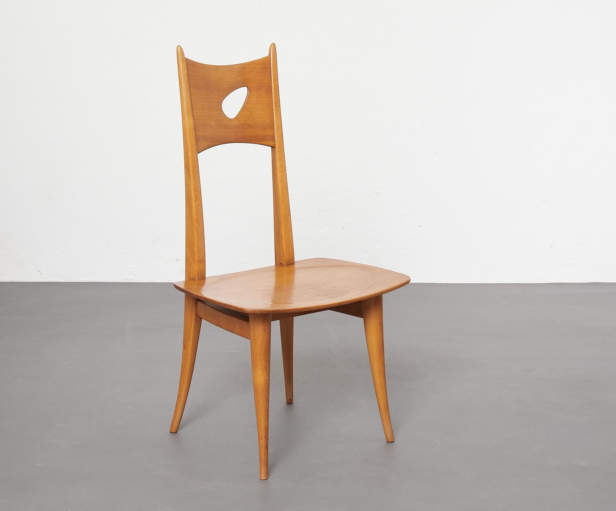 Sculptural wooden chair anthroposophy France or Switzerland, 1950.

Sculptural chair with high back and low seat in light wood, probably dating from the 1950s.

The backrest has a beautiful free-form opening and the structure is characterized by