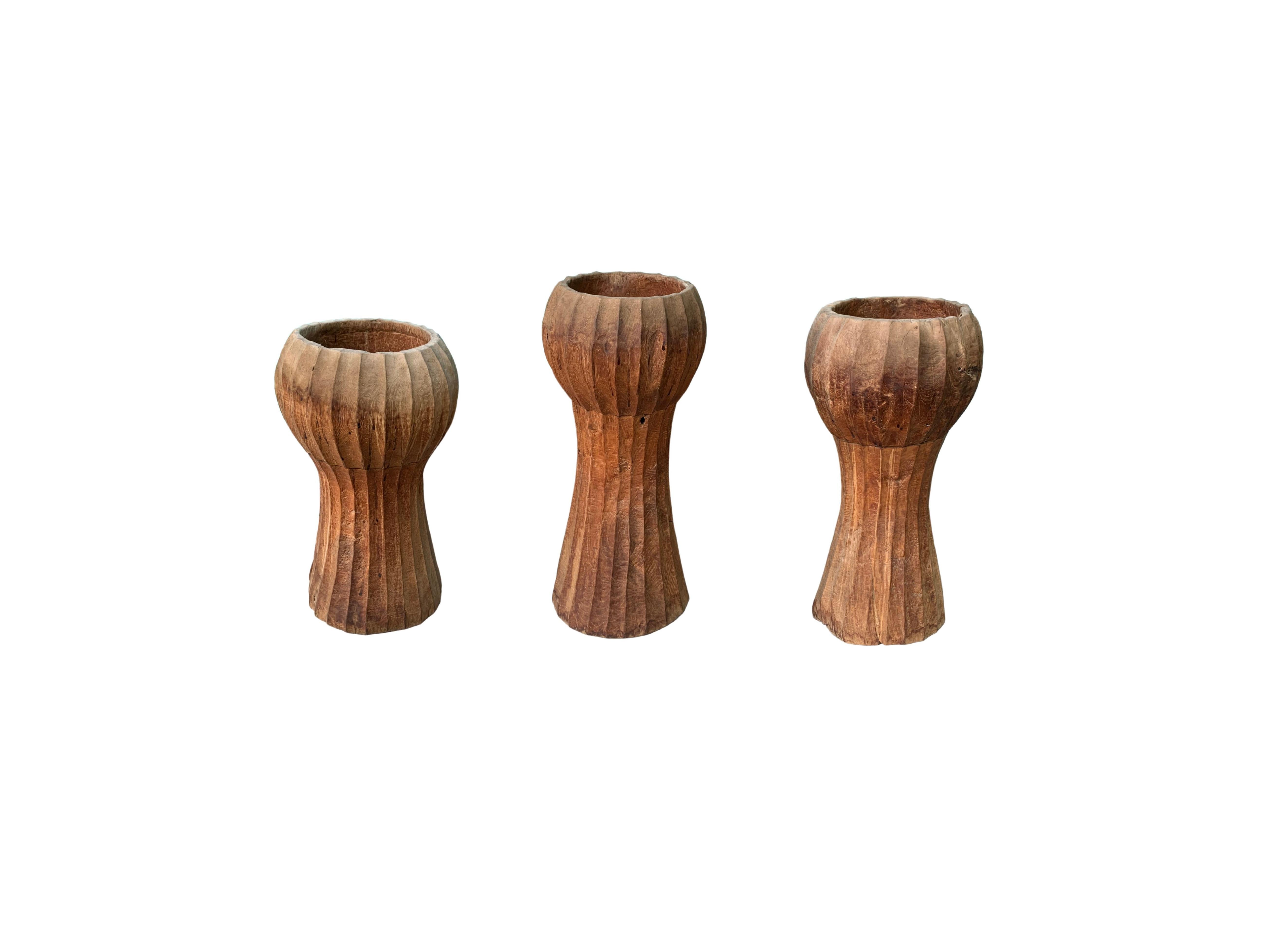 Organico moderno Fioriere scultoree in legno / ciotole decorative realizzate a mano in Indonesia in vendita