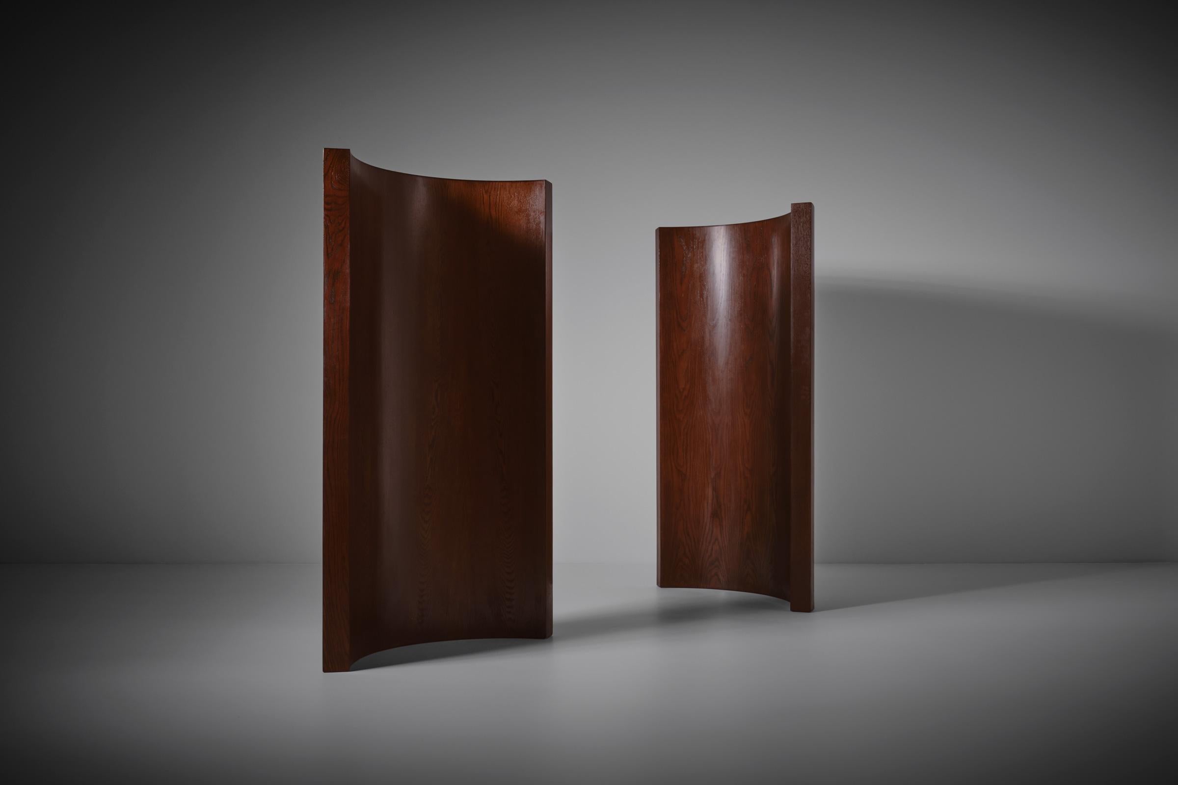 Sculptural wooden Room Dividers, 1960s. Interesting round shaped screens in Oak veneer with a characteristic outspoken wood grain. The screens add a very nice sculptural and Modernist feeling to the space. Due to their uncommon round shapes, very