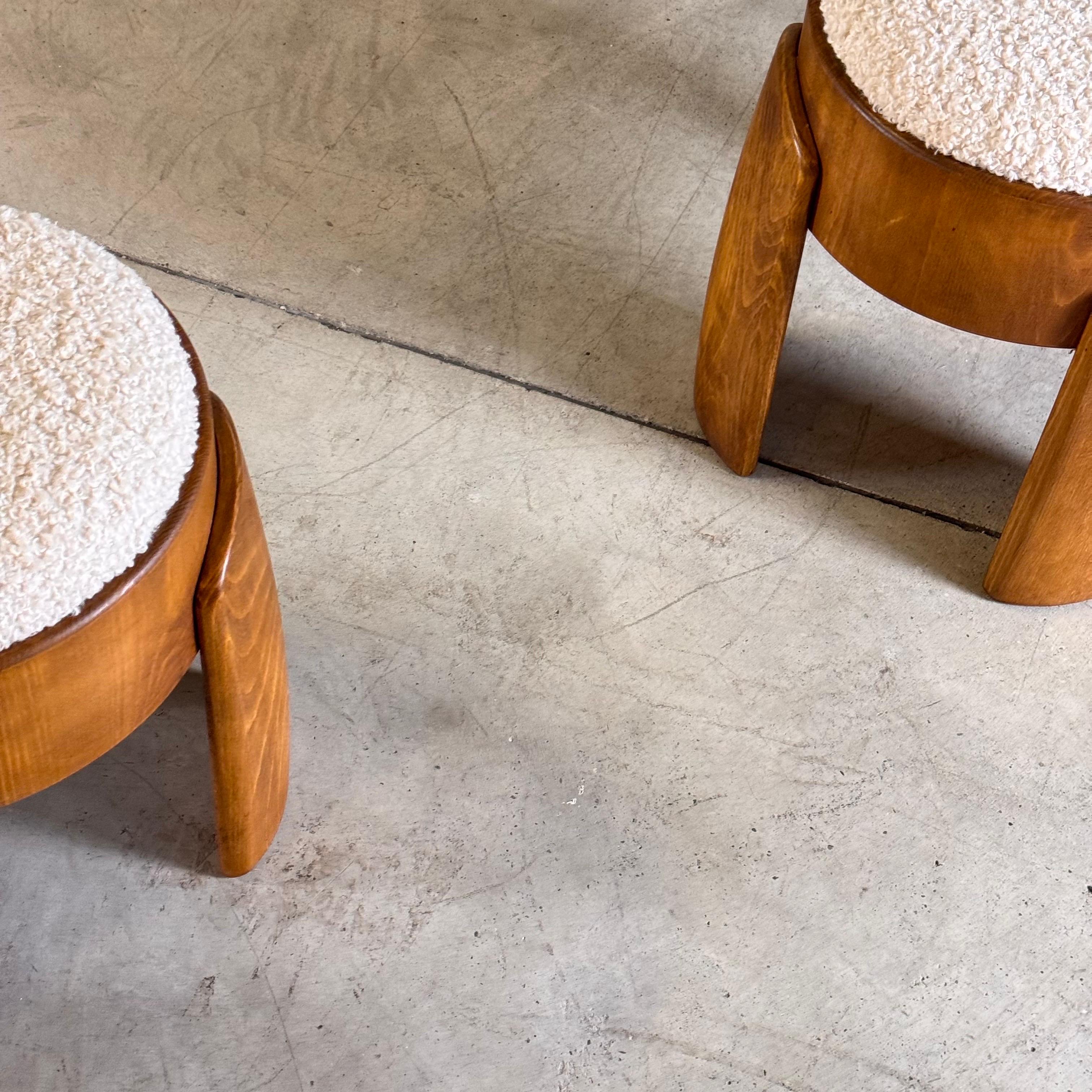 Tabouret sculptural en bois avec luxueux tapisserie en fausse fourrure de canard par FORME en vente 2