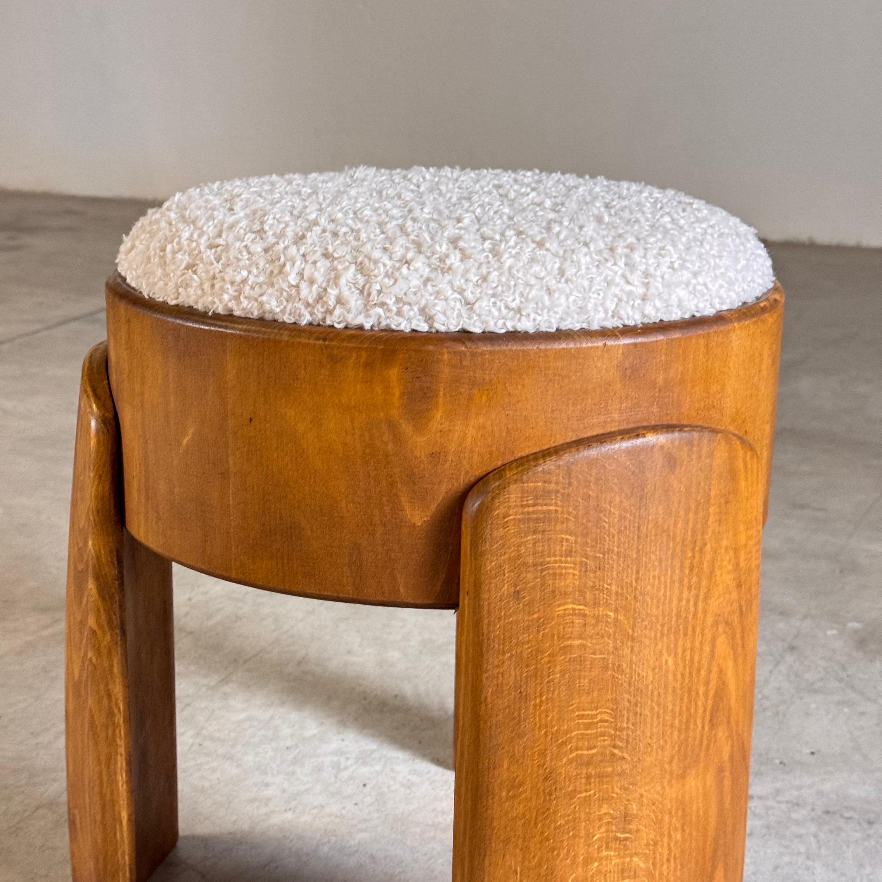 Tabouret sculptural en bois avec luxueux tapisserie en fausse fourrure de canard par FORME en vente 3