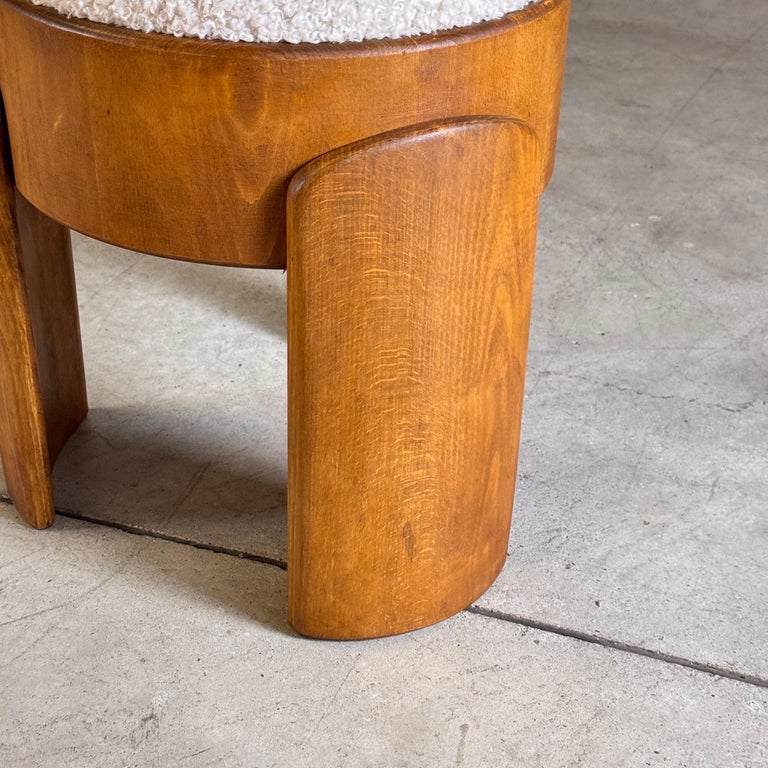 Sgabello scultoreo in legno con rivestimento in pelliccia