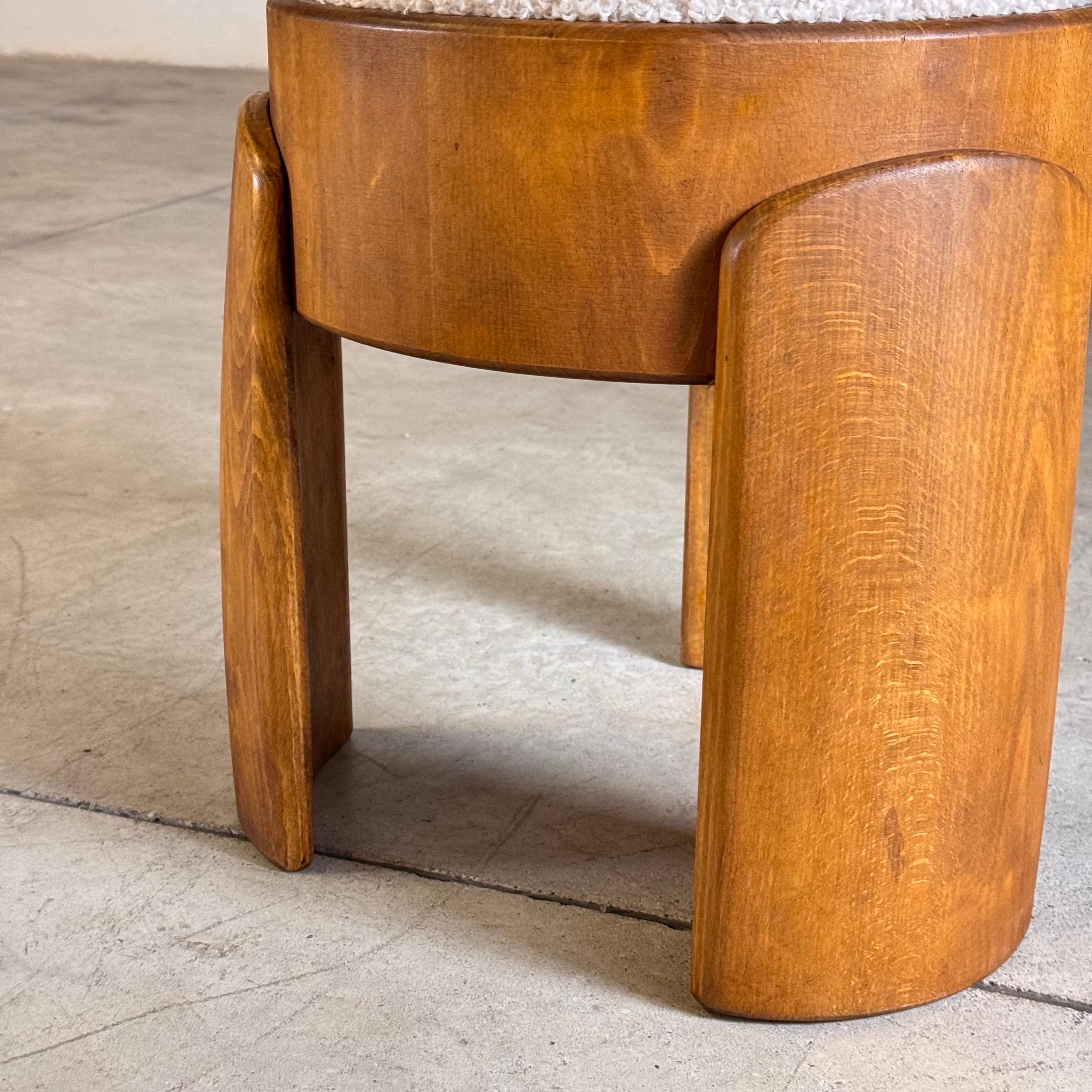 Tabouret sculptural en bois avec luxueux tapisserie en fausse fourrure de canard par FORME en vente 5